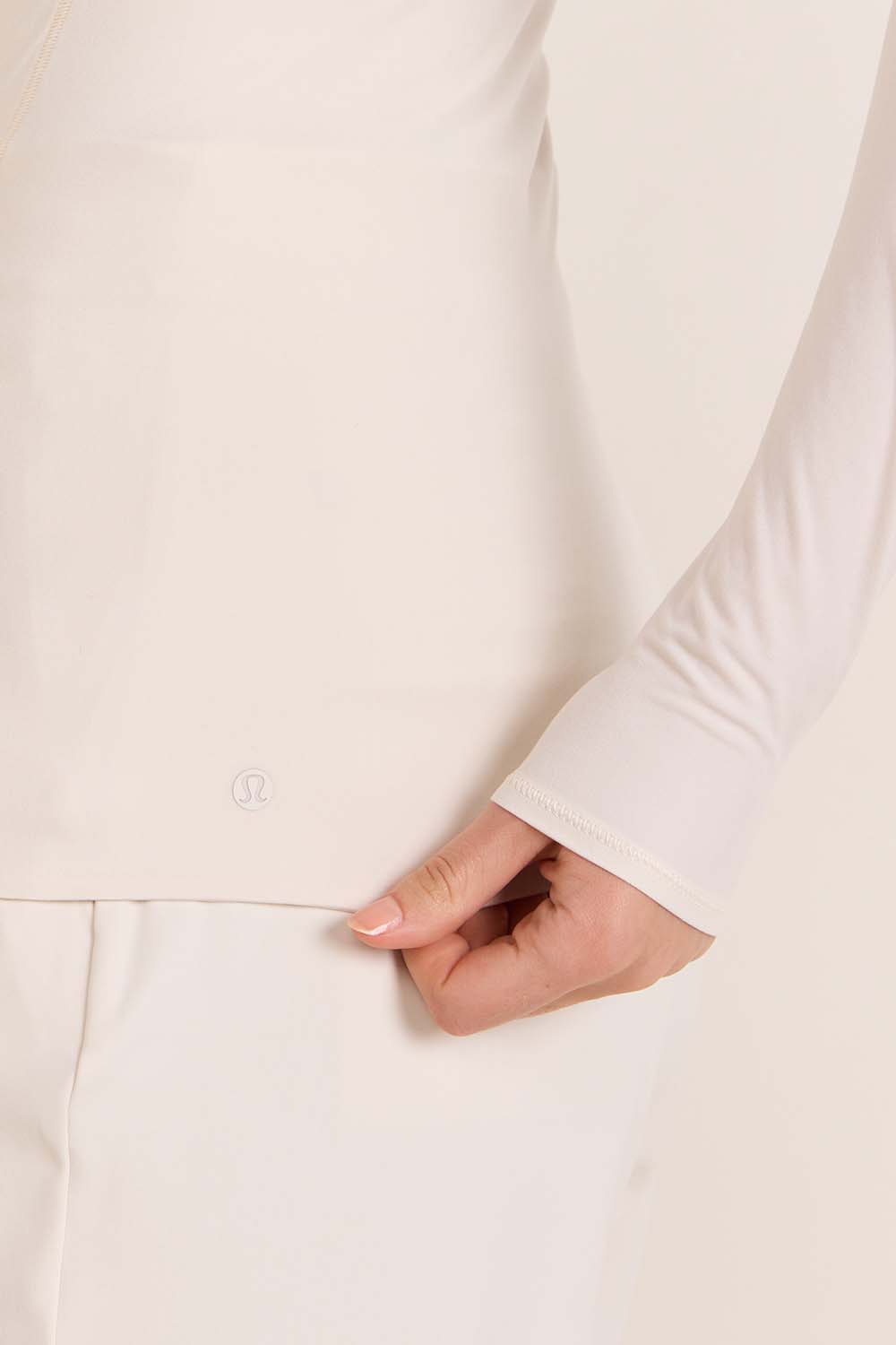תמונת תקריב דוגמן של Nulu V-Neck Long Sleeve