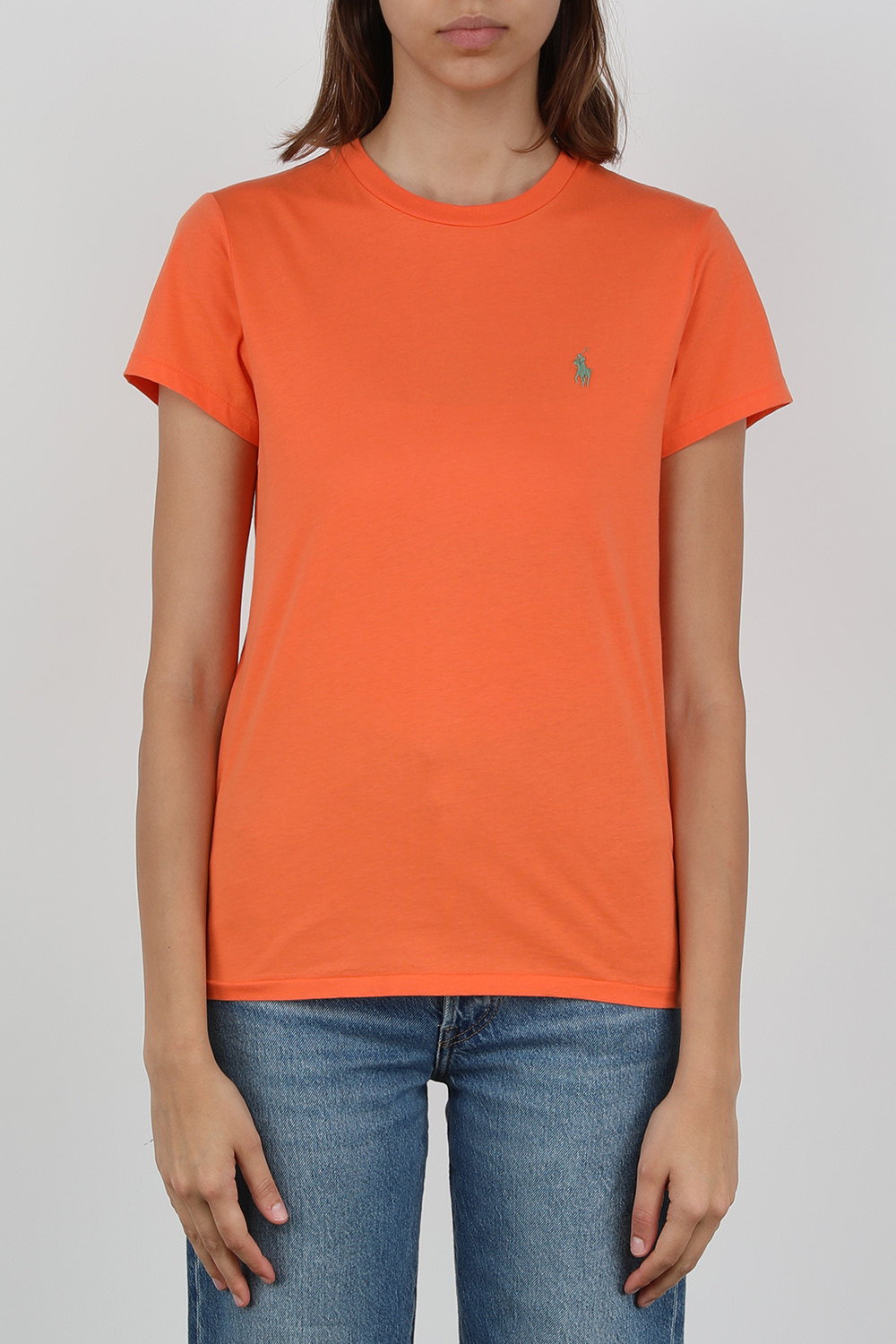 תמונת דוגמן קידמית של חולצה כתומה עם לוגו רקום