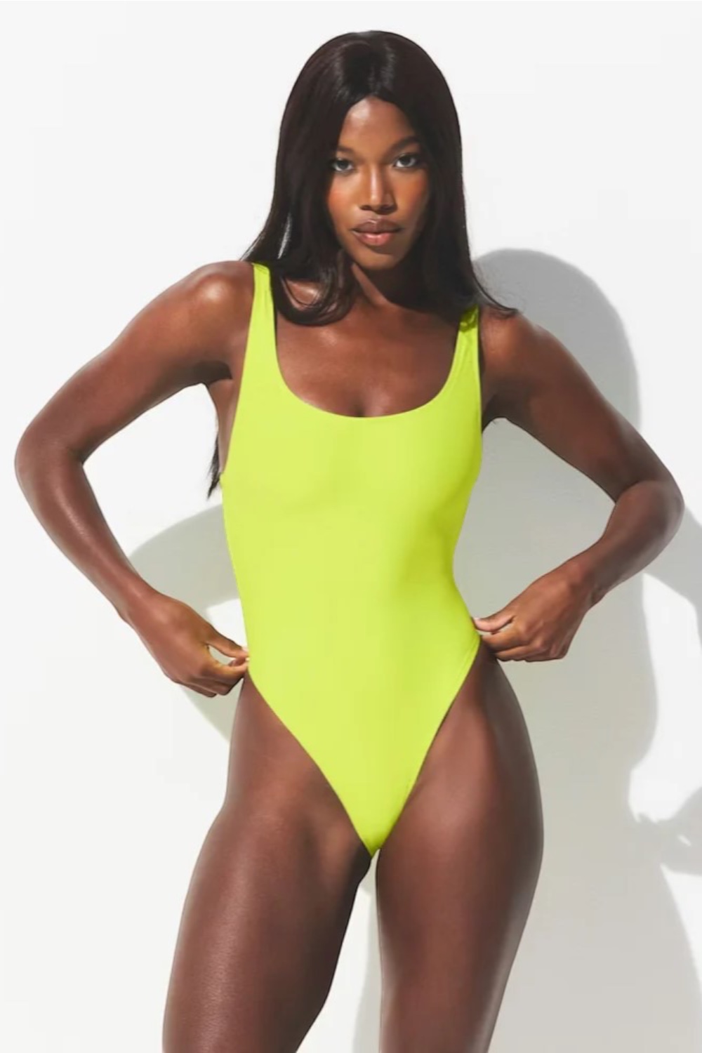 תמונת דוגמן קידמית של SCOOP NECK ONE PIECE