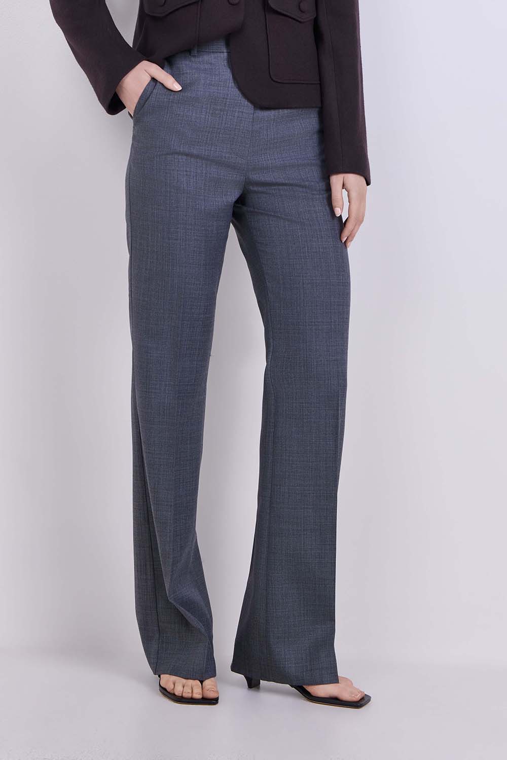 תמונת דוגמן קידמית של מכנסיים מחויטים