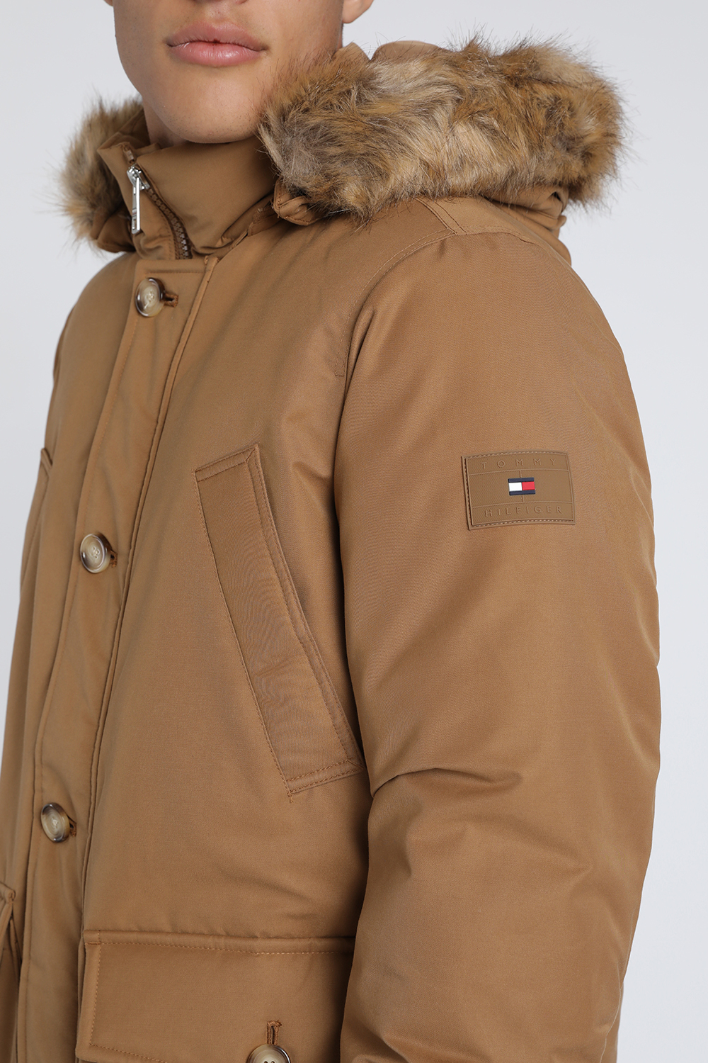 תמונת תקריב דוגמן של מעיל פארקה