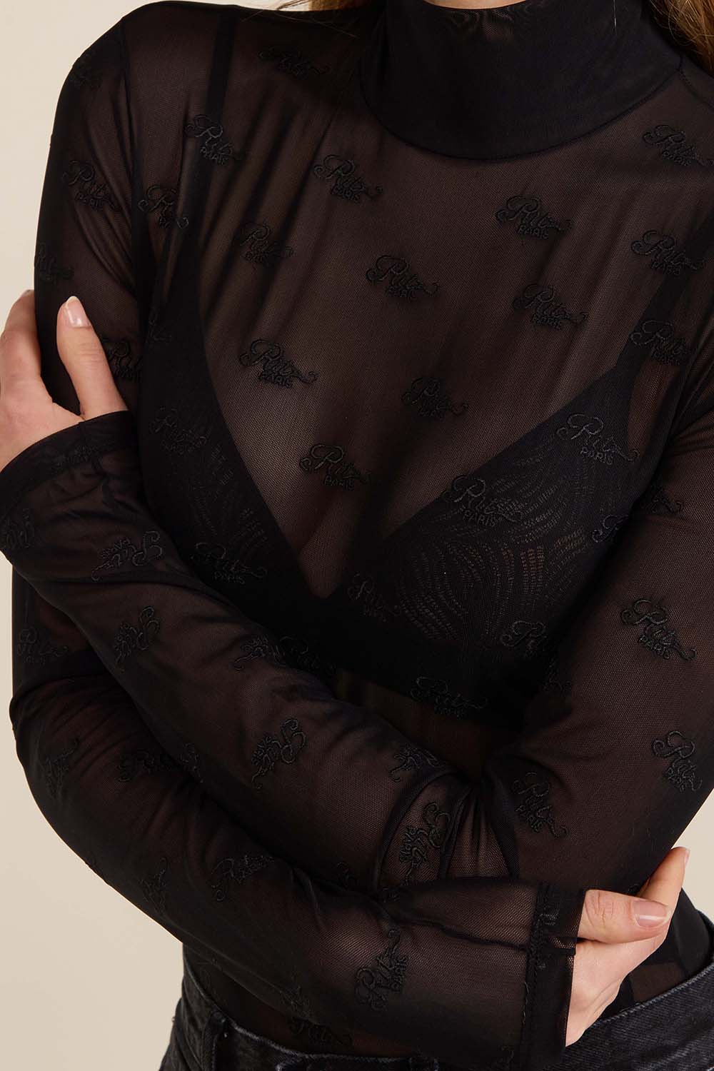 תמונת תקריב דוגמן של בגד גוף ריץ X פריים