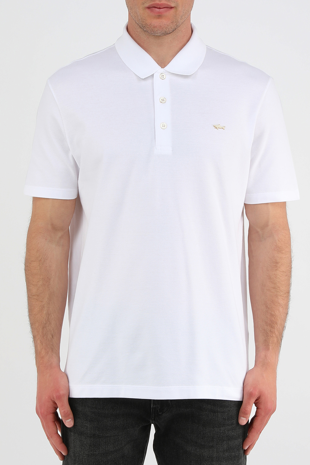 תמונת דוגמן קידמית של חולצת פולו לבנה עם לוגו כריש מוזהב
