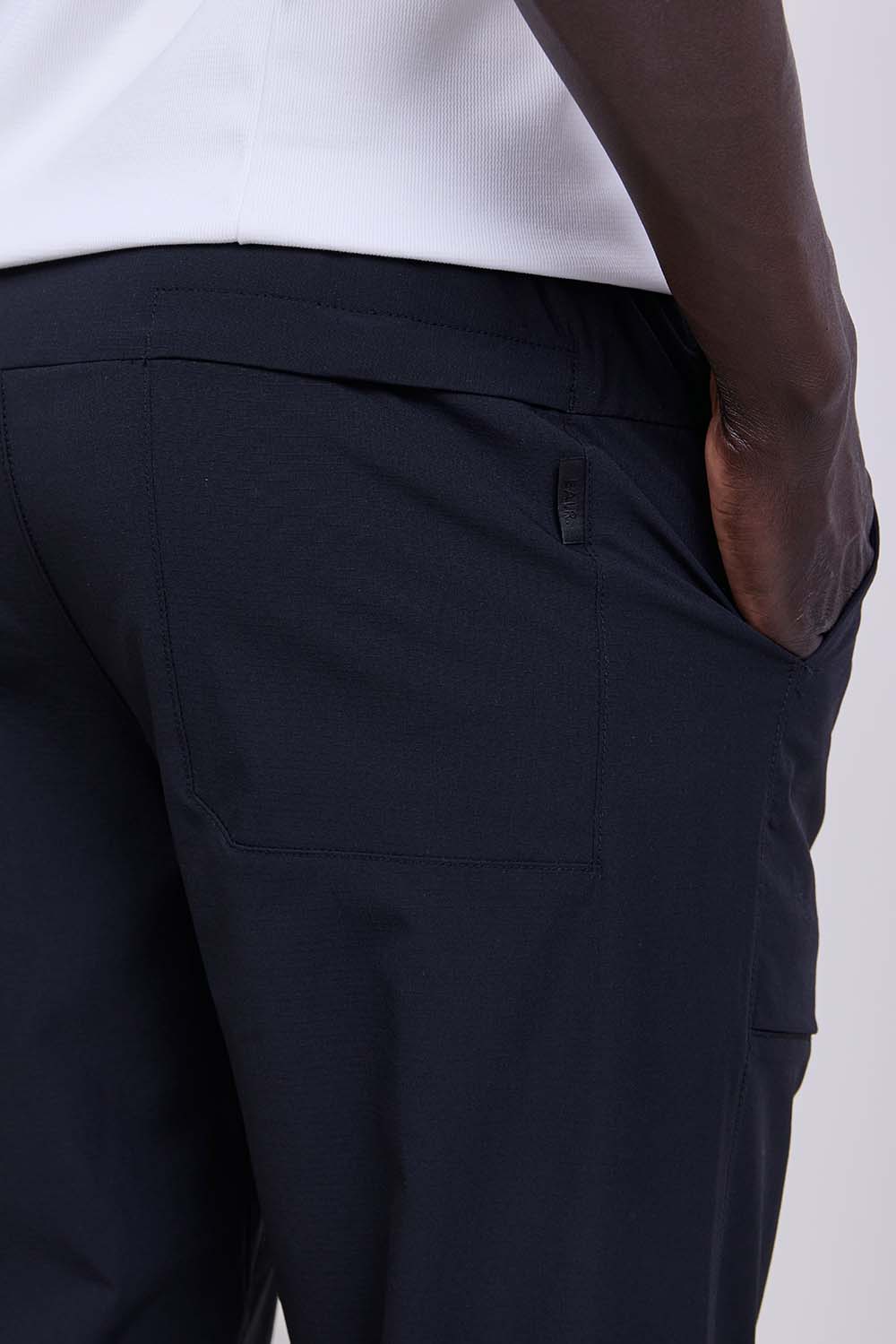 תמונת תקריב דוגמן של מכנסיים ארוכים