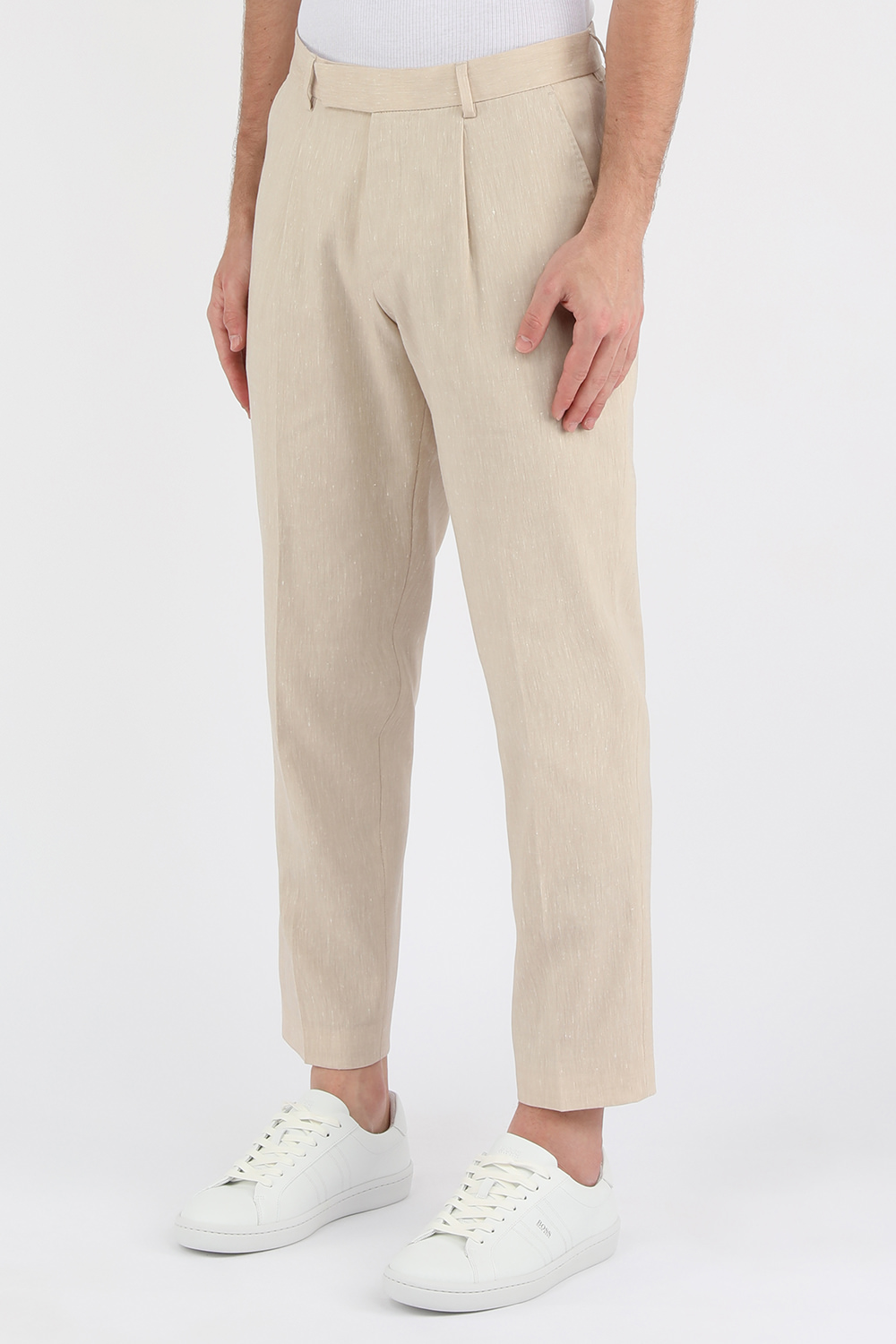 תמונת דוגמן אחורית של חליפה מחויטת בגוון אוף וויט