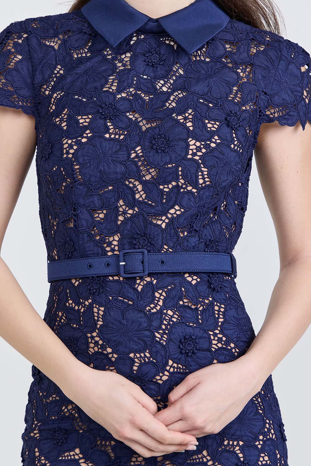 תמונת תקריב דוגמן של שמלת מידי תחרה