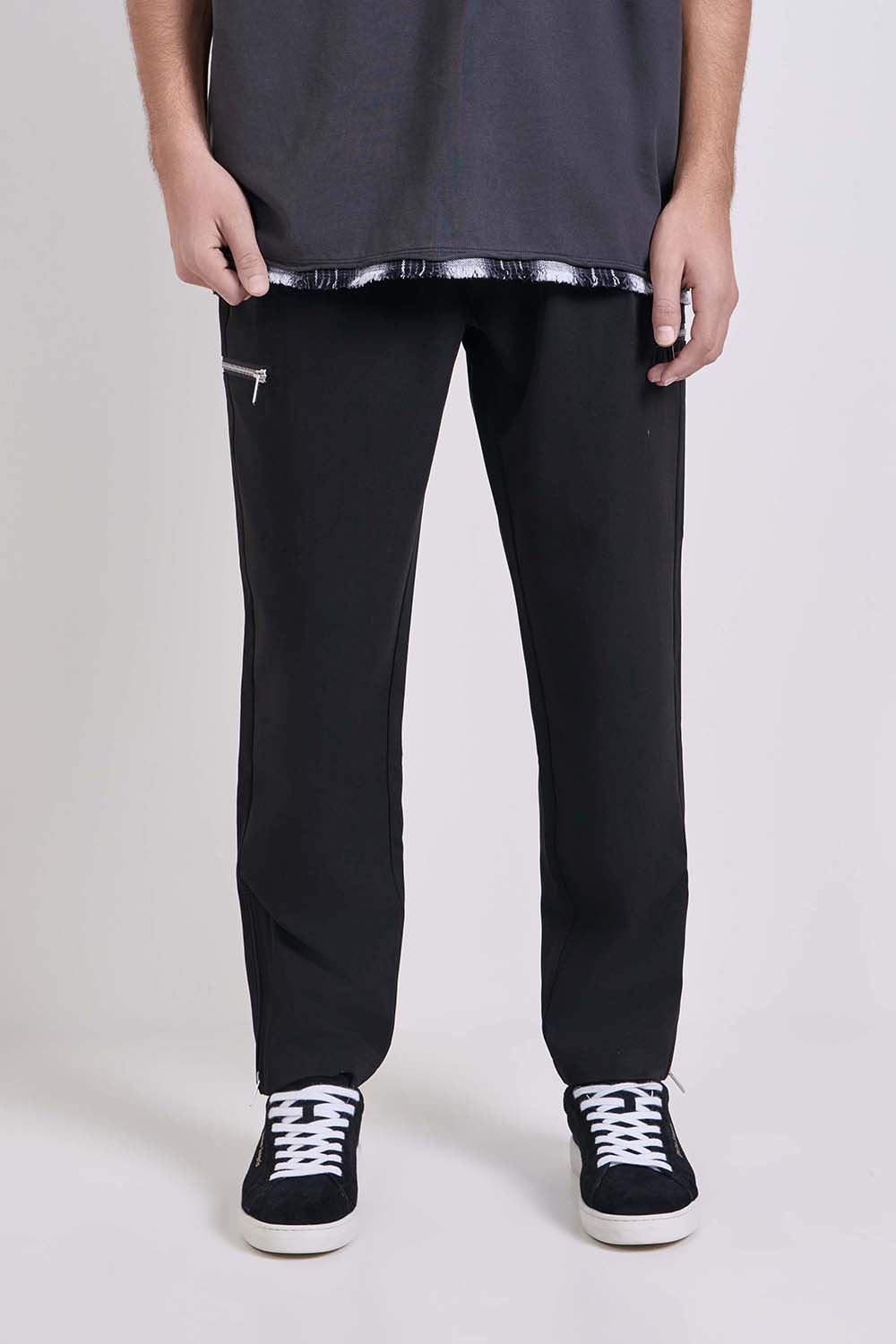 תמונת דוגמן קידמית של מכנסי צ'ינו