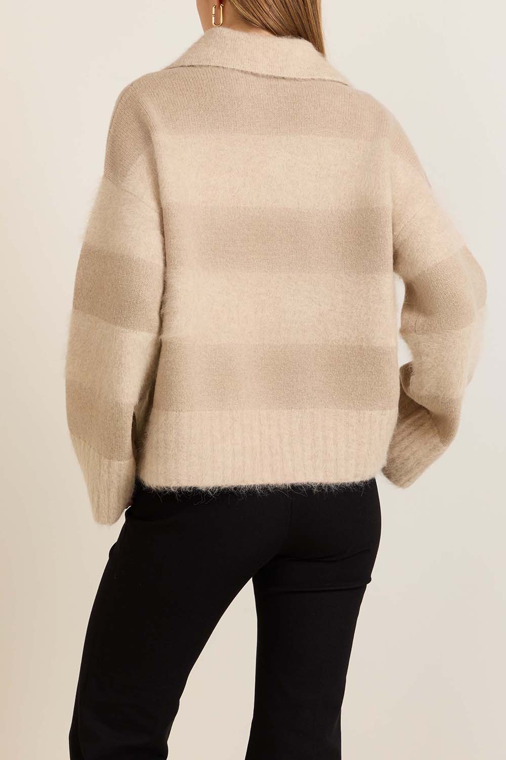 תמונת דוגמן אחורית של סריג פסים