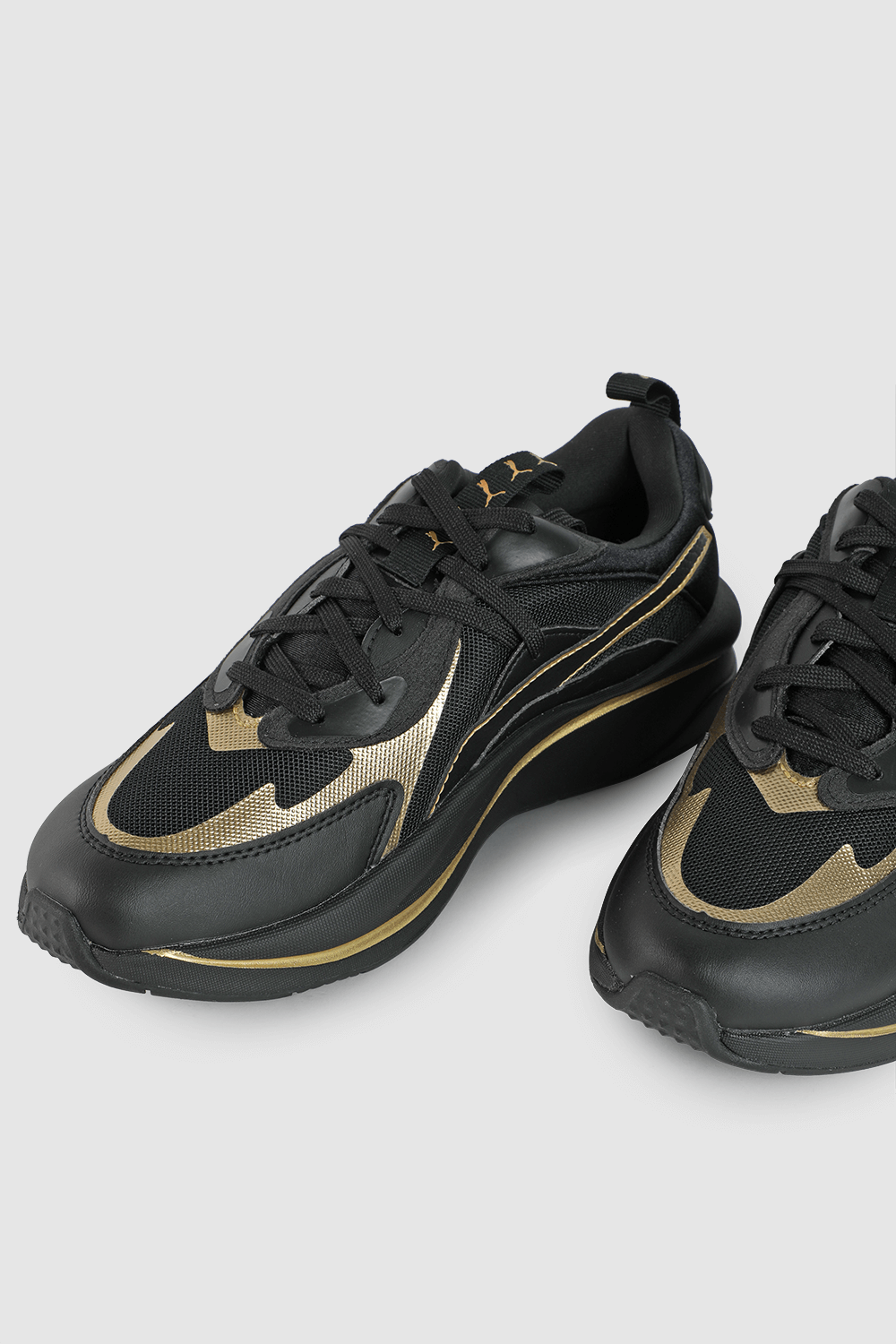 תמונת תקריב של RS-Curve Glow Sneakers in Black