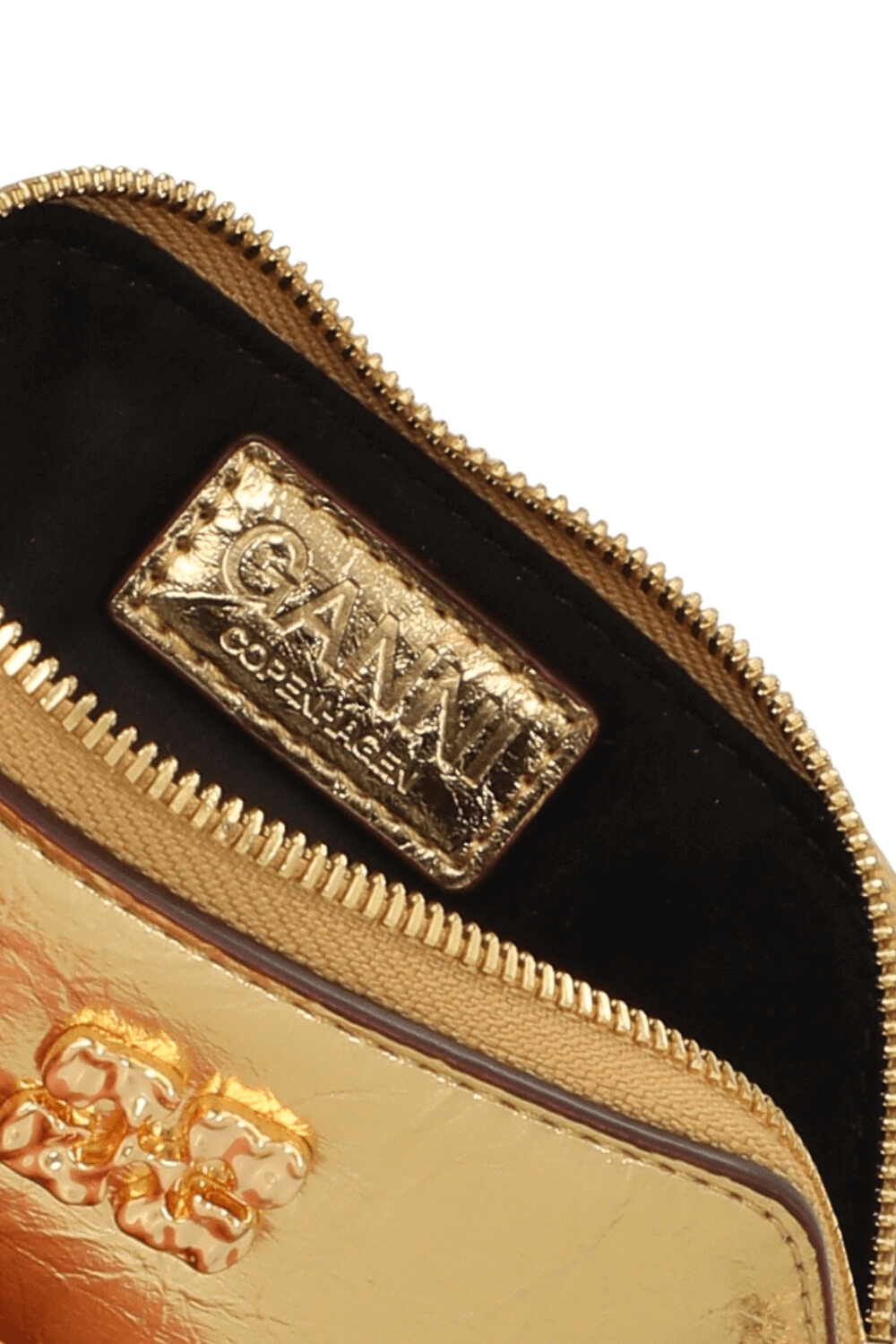 תמונת תקריב של ארנק מטבעות בו