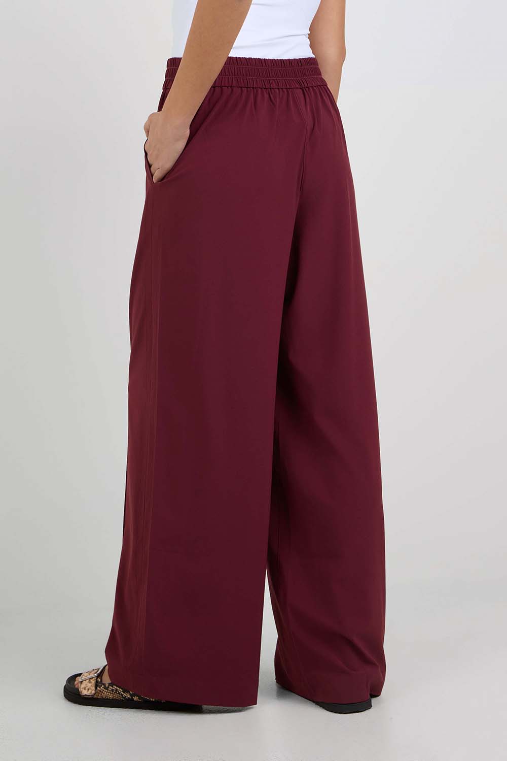 תמונת דוגמן אחורית של Breezily Mid-Rise Pant Regular