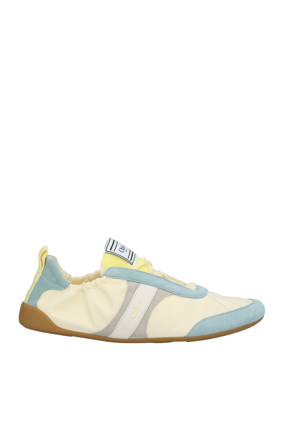 תמונה קידמית של נעלי סניקרס