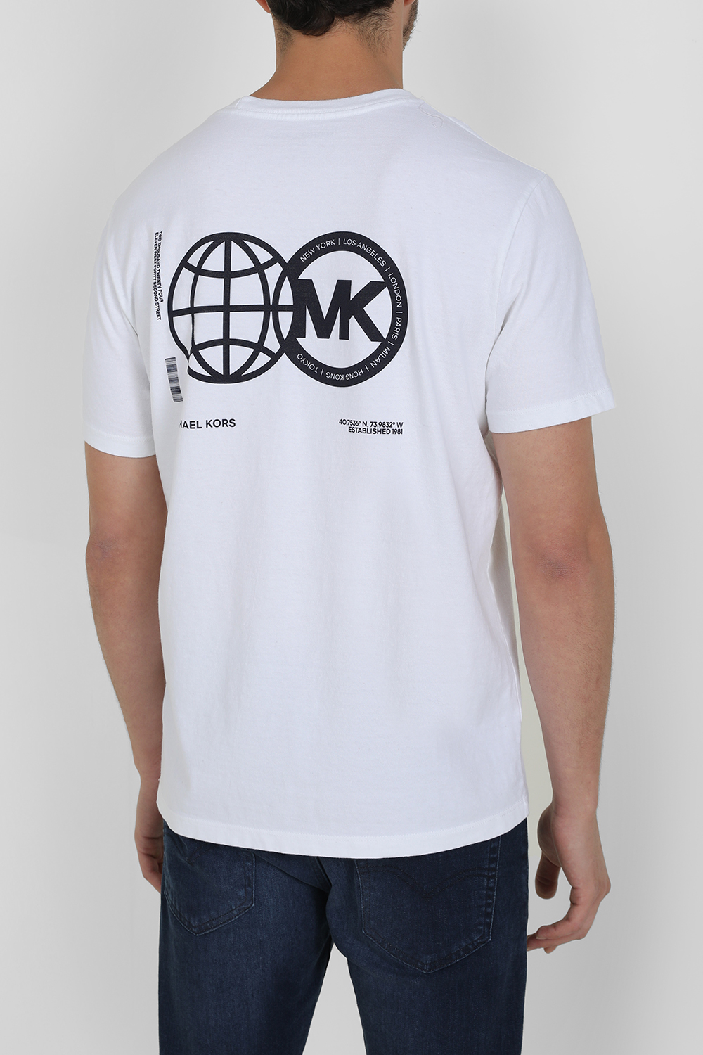 תמונת דוגמן אחורית של חולצת טי מכותנה ממוחזרת