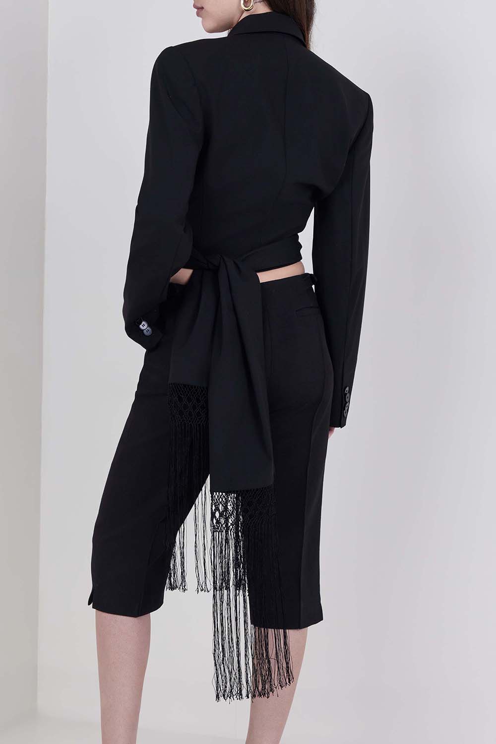 תמונת דוגמן אחורית של בלייזר מקרמה