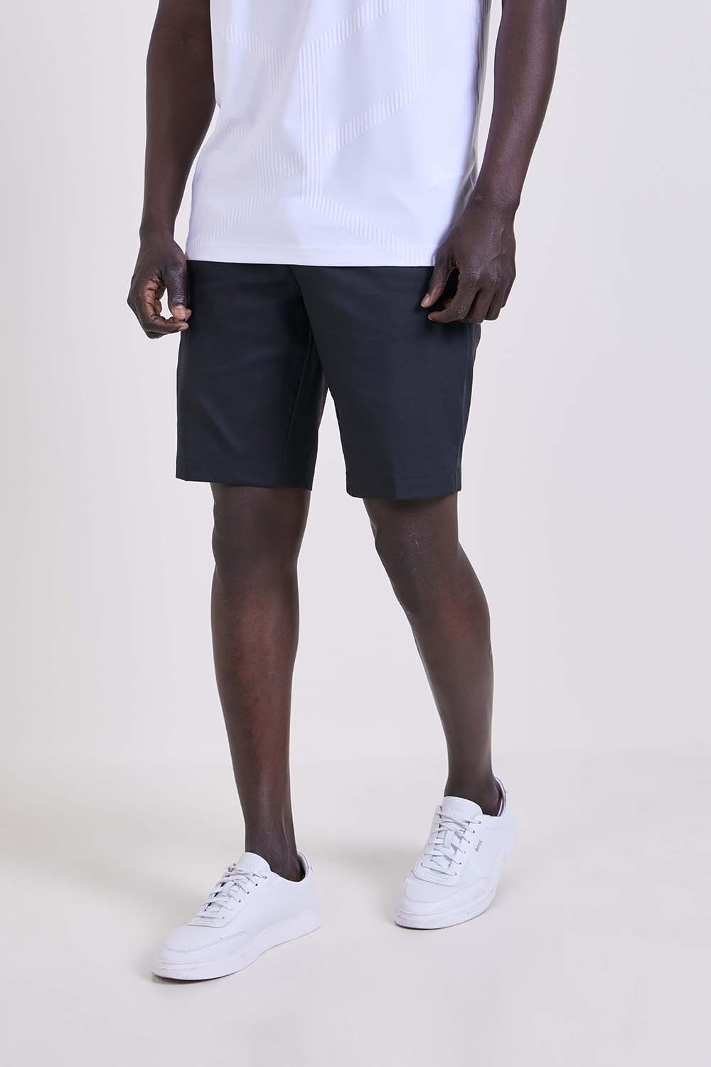 תמונת דוגמן קידמית של מכנסיים קצרים בגזרה ישרה