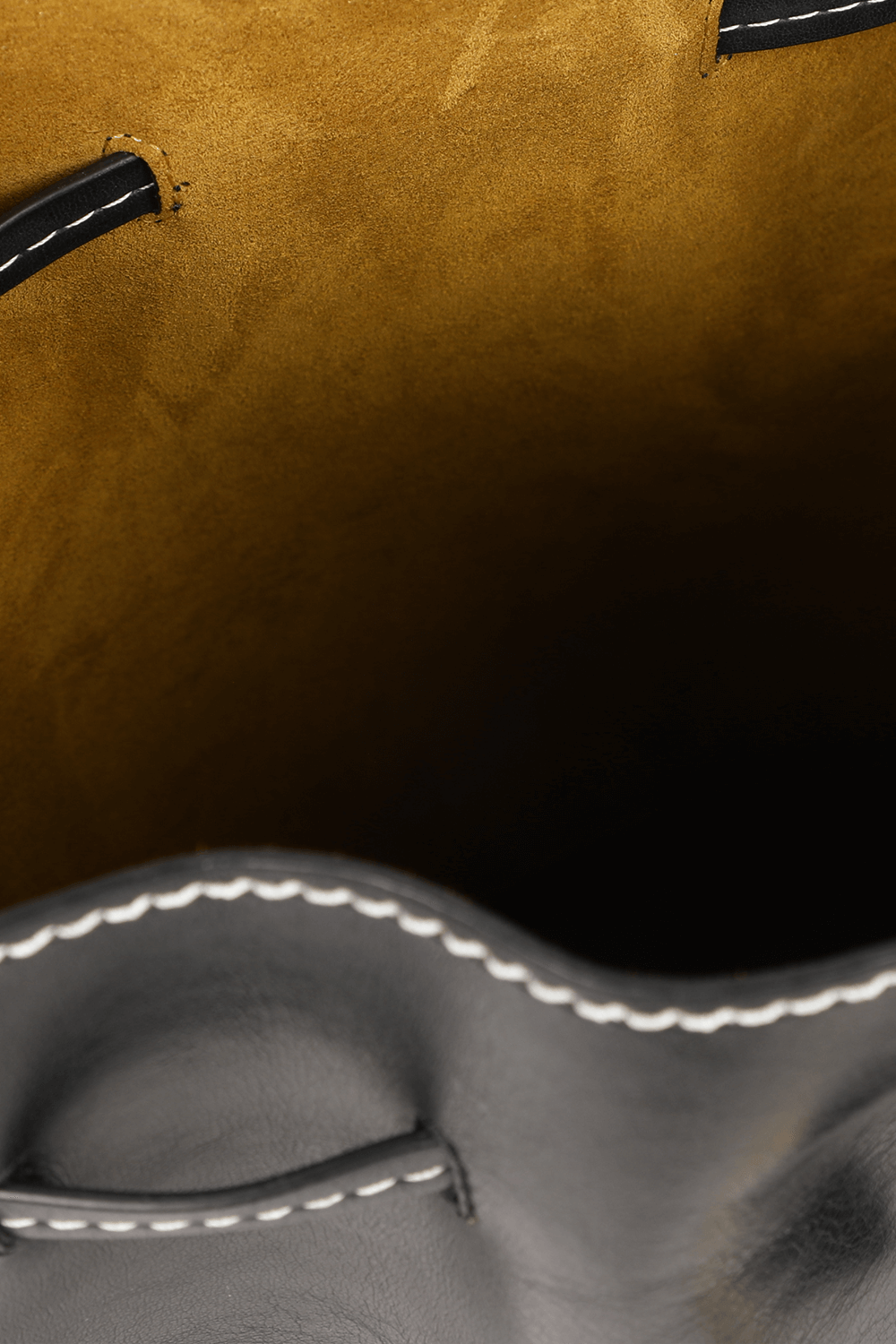 תמונת פנים של תיק באקט שחור עם אבזם זהב