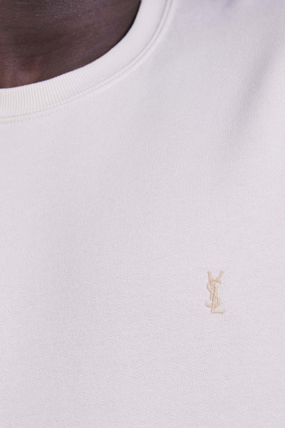 תמונת תקריב דוגמן של סווטשירט כותנה