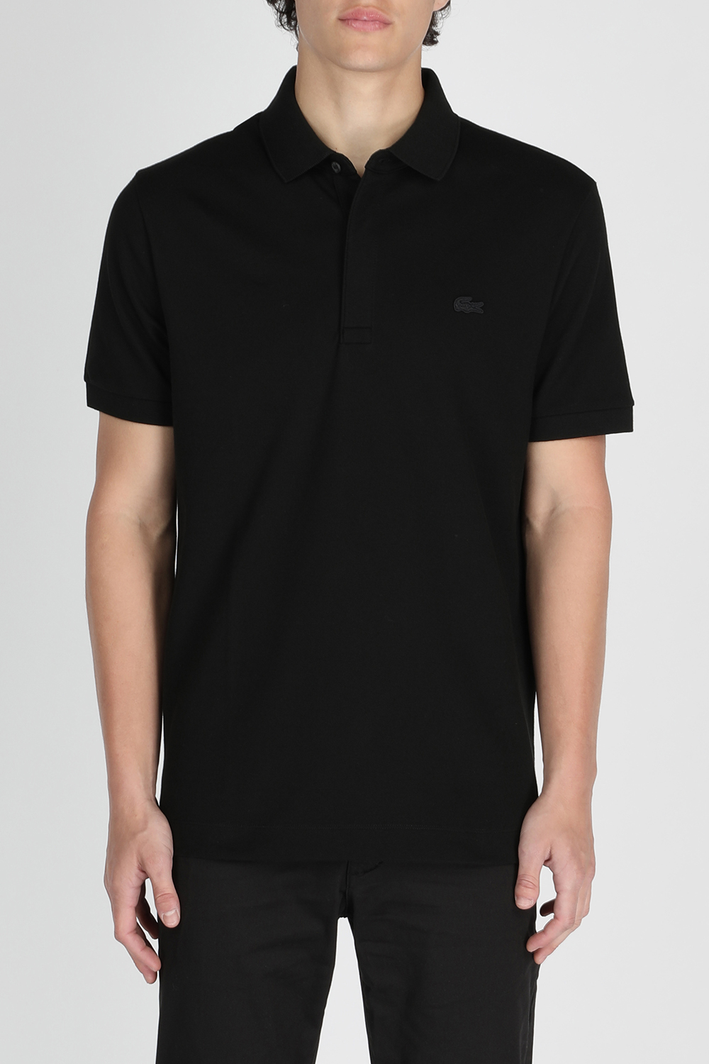 חולצת פולו שחורה בגזרת סלים עם לוגו LACOSTE