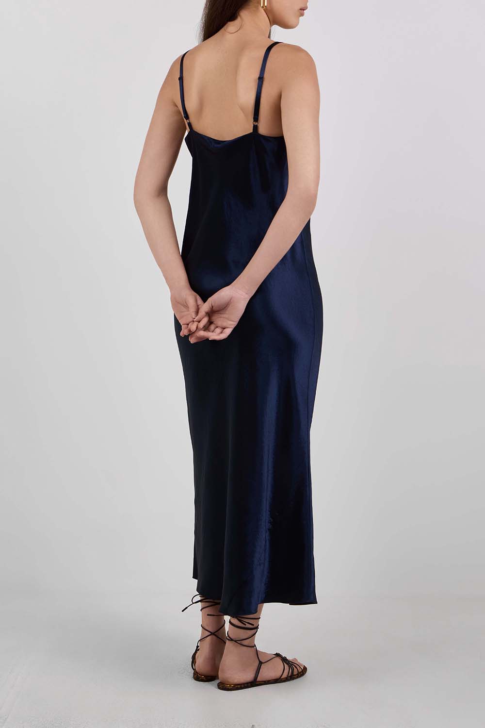 תמונת דוגמן אחורית של שמלת מקסי סאטן