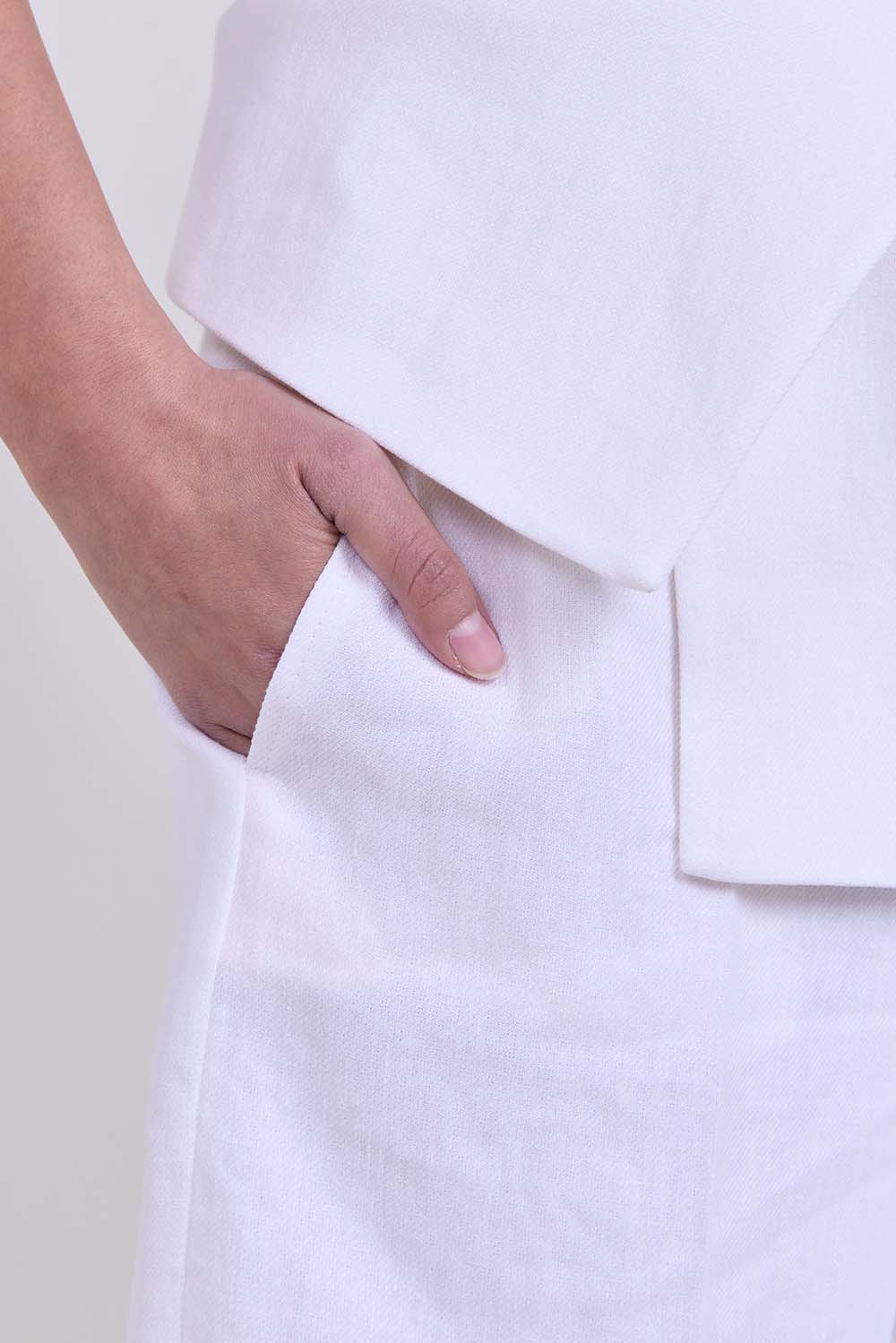 תמונת תקריב דוגמן של מכנסיים מחוייטים פשתן