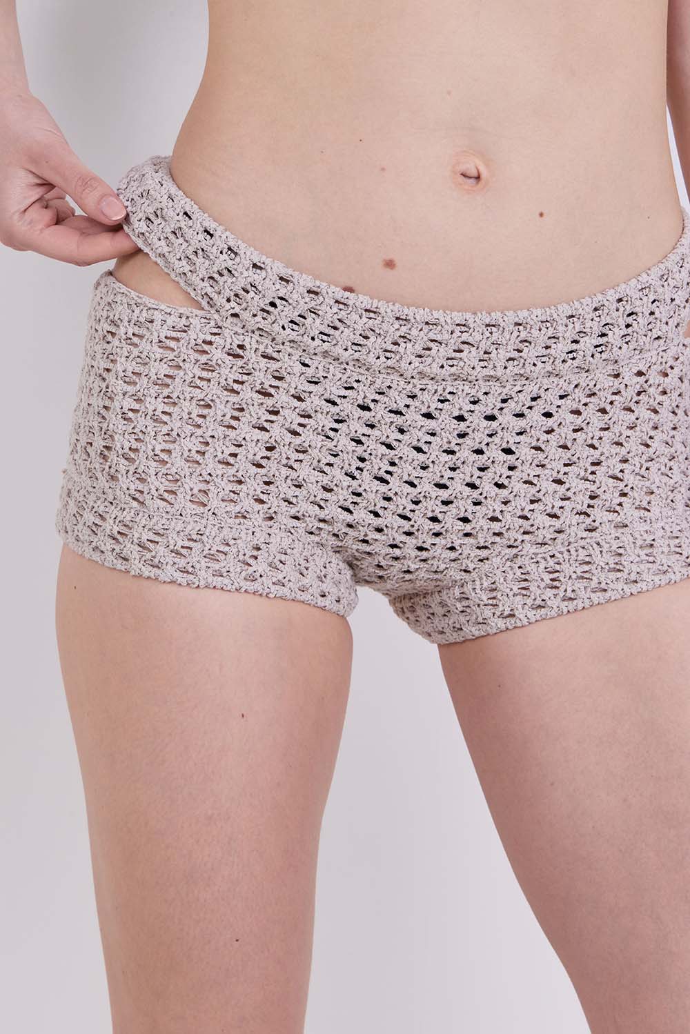 תמונת תקריב דוגמן של מכנסי קרושה קצרים