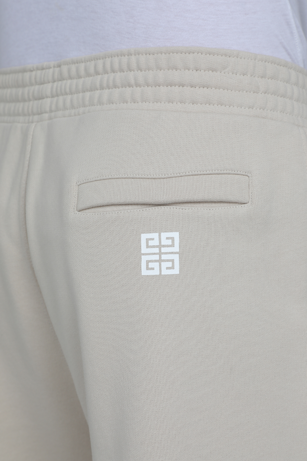 תמונת תקריב דוגמן של מכנסי ג`וג קצרים