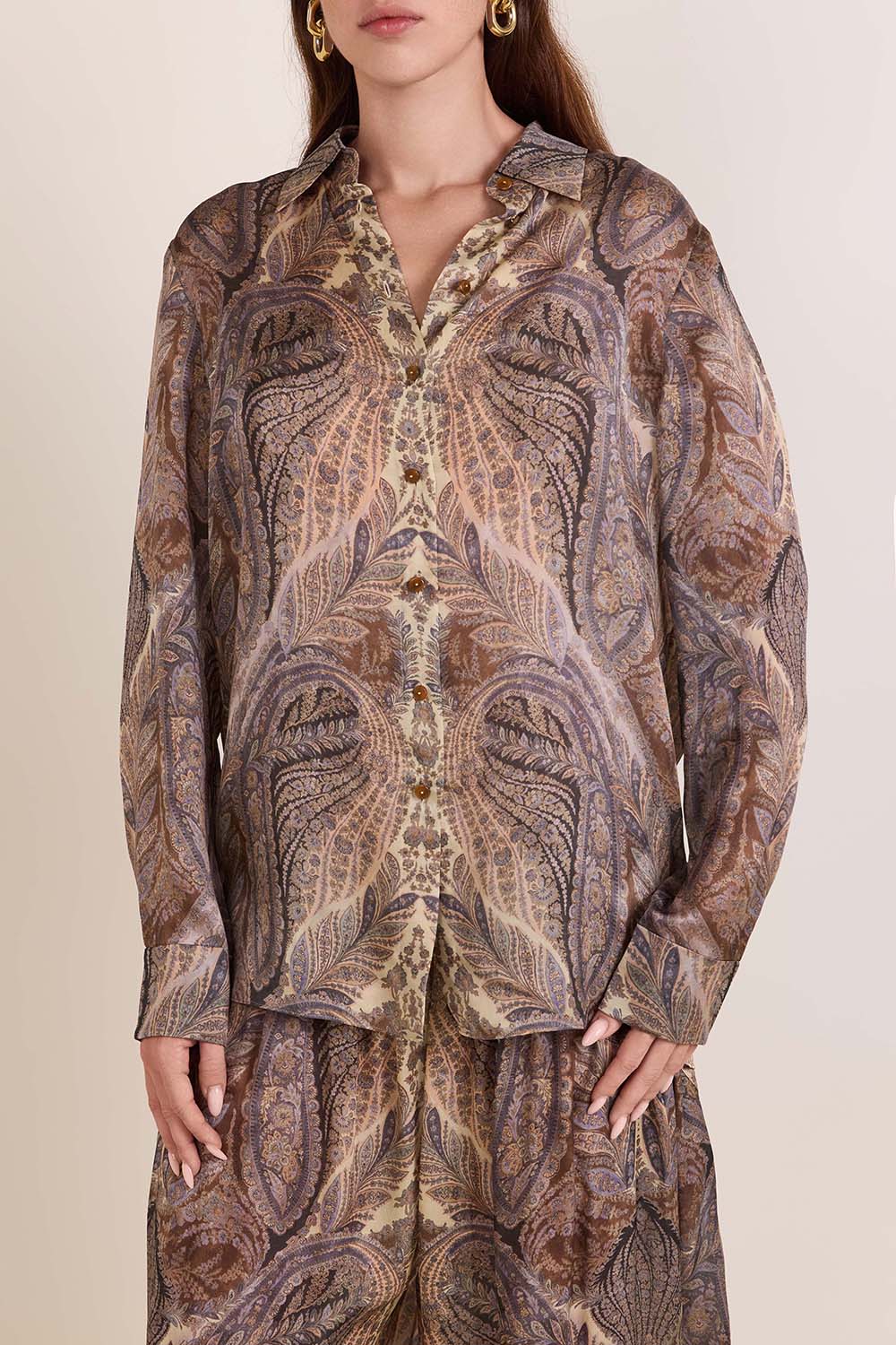 תמונת דוגמן קידמית של חולצת כפתורים משי