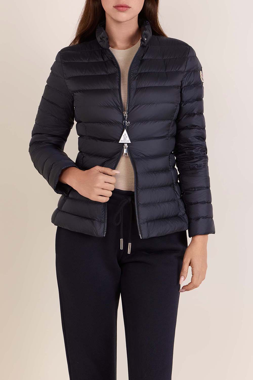 תמונת דוגמן קידמית של מעיל פוך קל