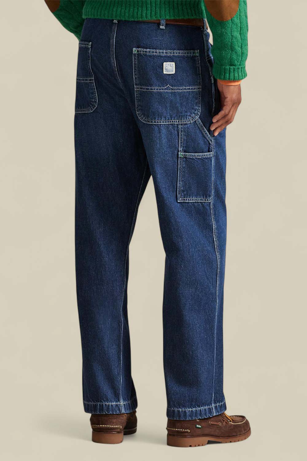 תמונת דוגמן אחורית של מכנסי ג'ינס בגזרה ישרה