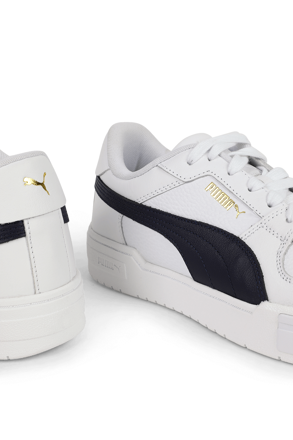 תמונת תקריב של סניקרס \"סי איי\" פרו קלאסי