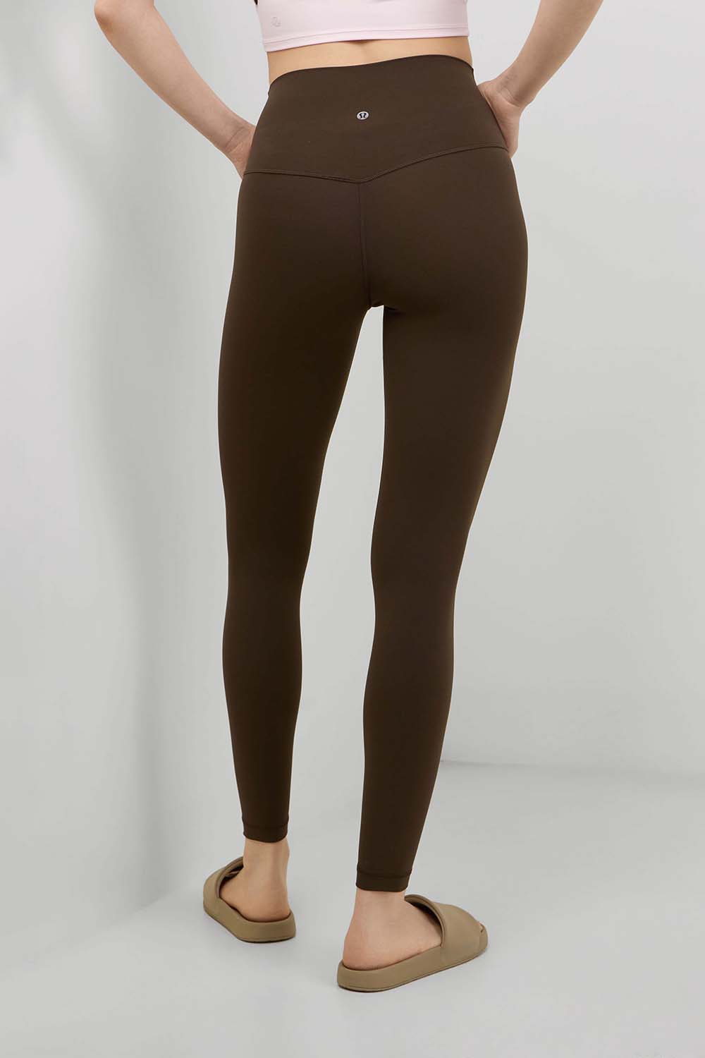 תמונת דוגמן אחורית של LULULEMON ALIGN&trade; NO LINE HR PANT 25