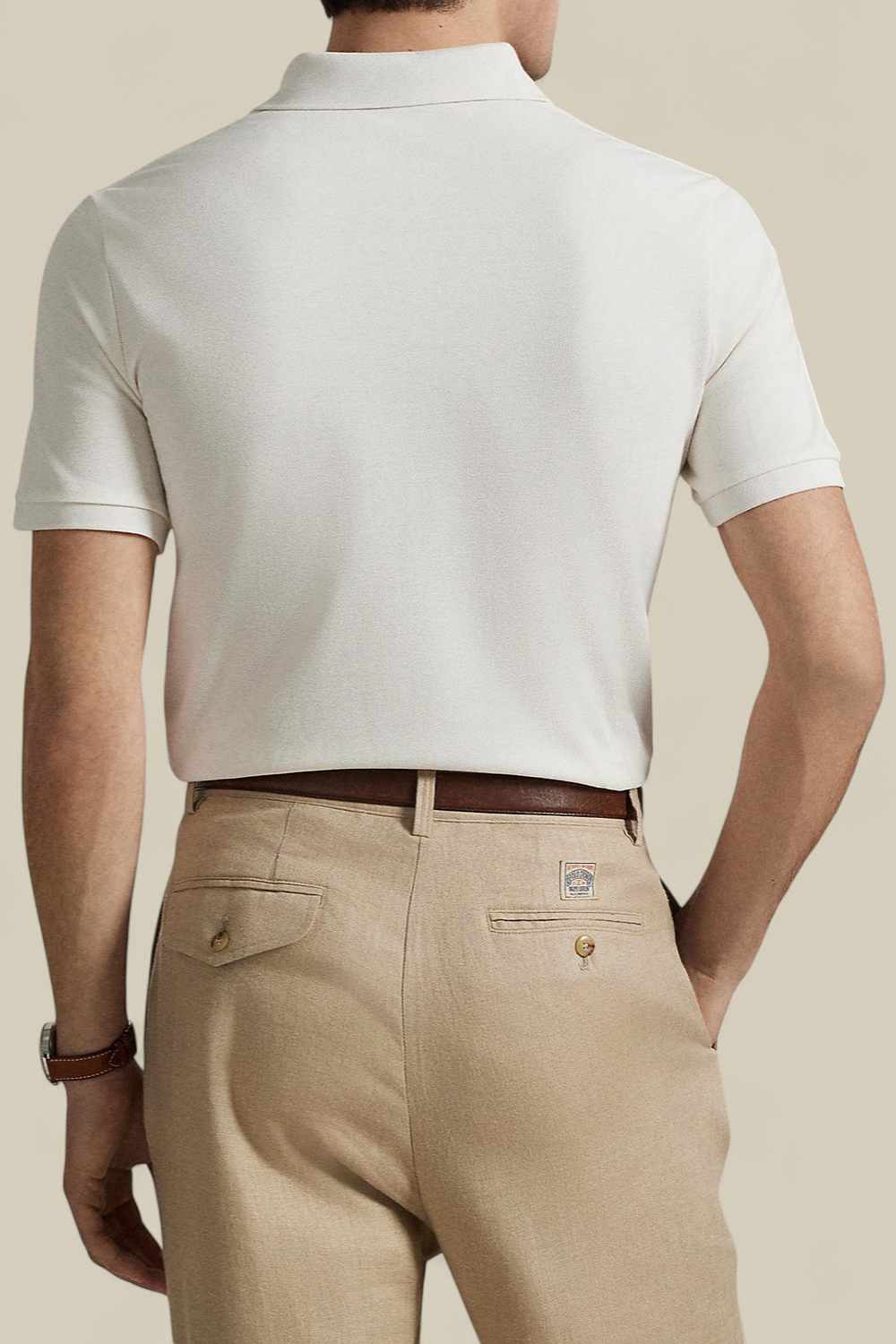 תמונת דוגמן אחורית של חולצת פולו