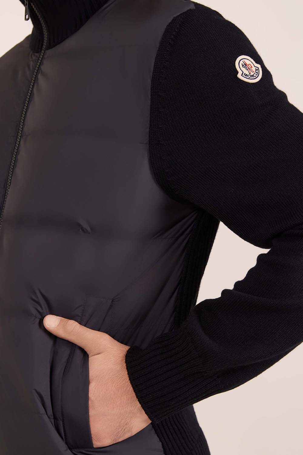 תמונת תקריב דוגמן של קרדיגן ריב מרופד