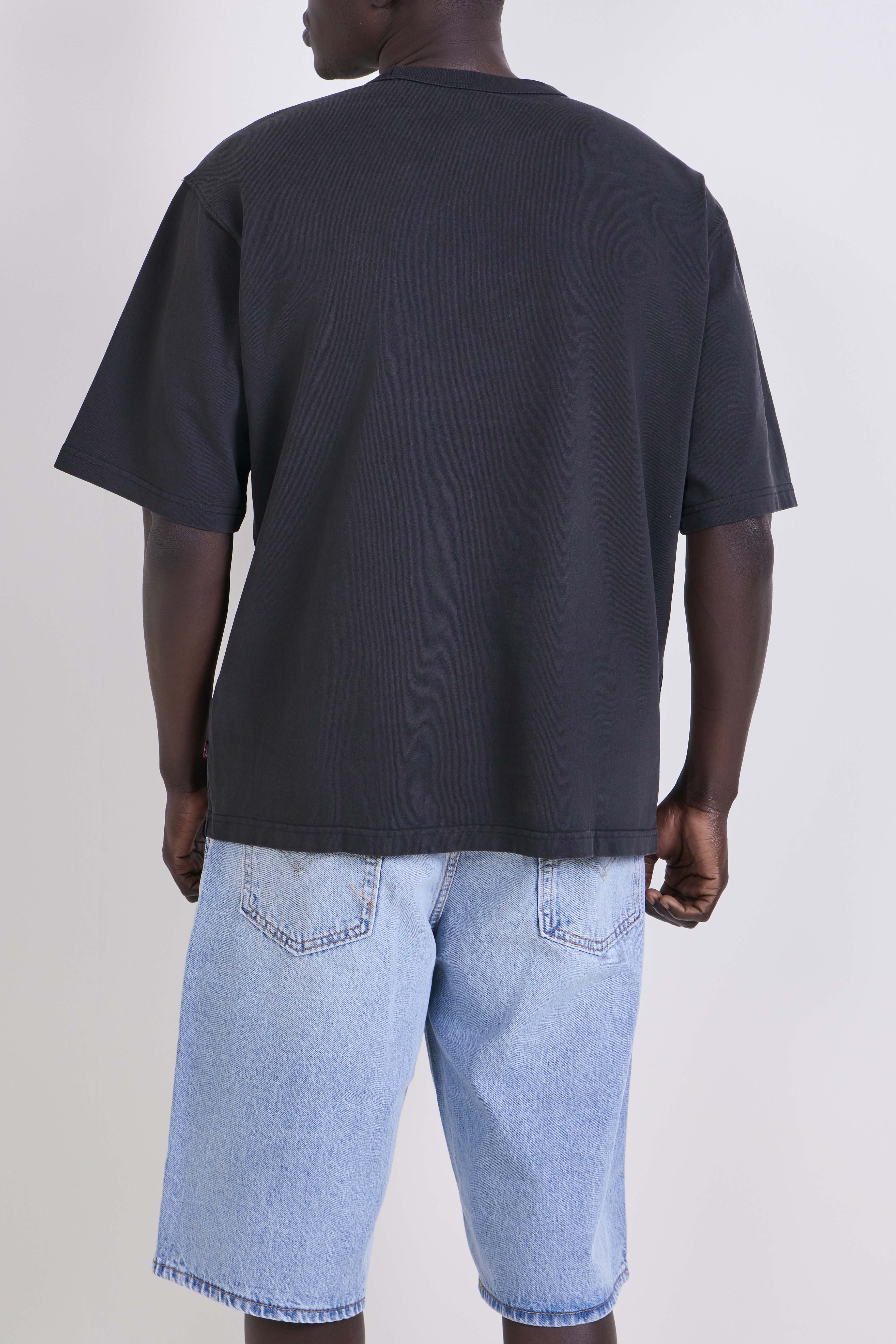 תמונת דוגמן אחורית של חולצת טי בגזרה משוחררת