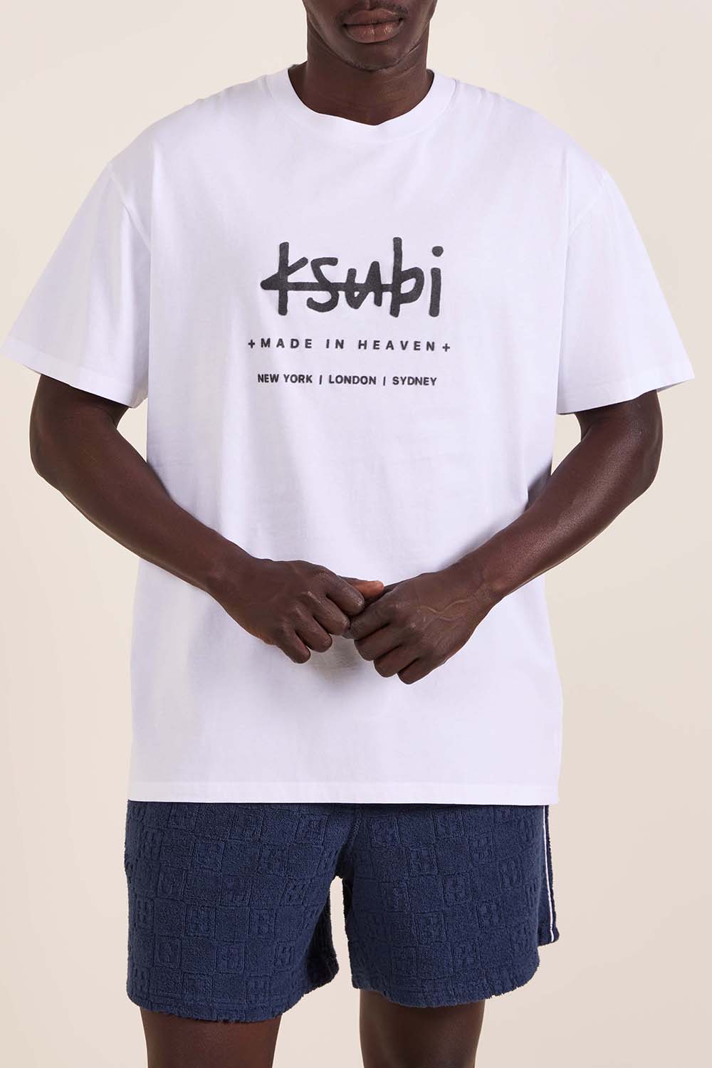 תמונת דוגמן קידמית של חולצת טי אוברסייז