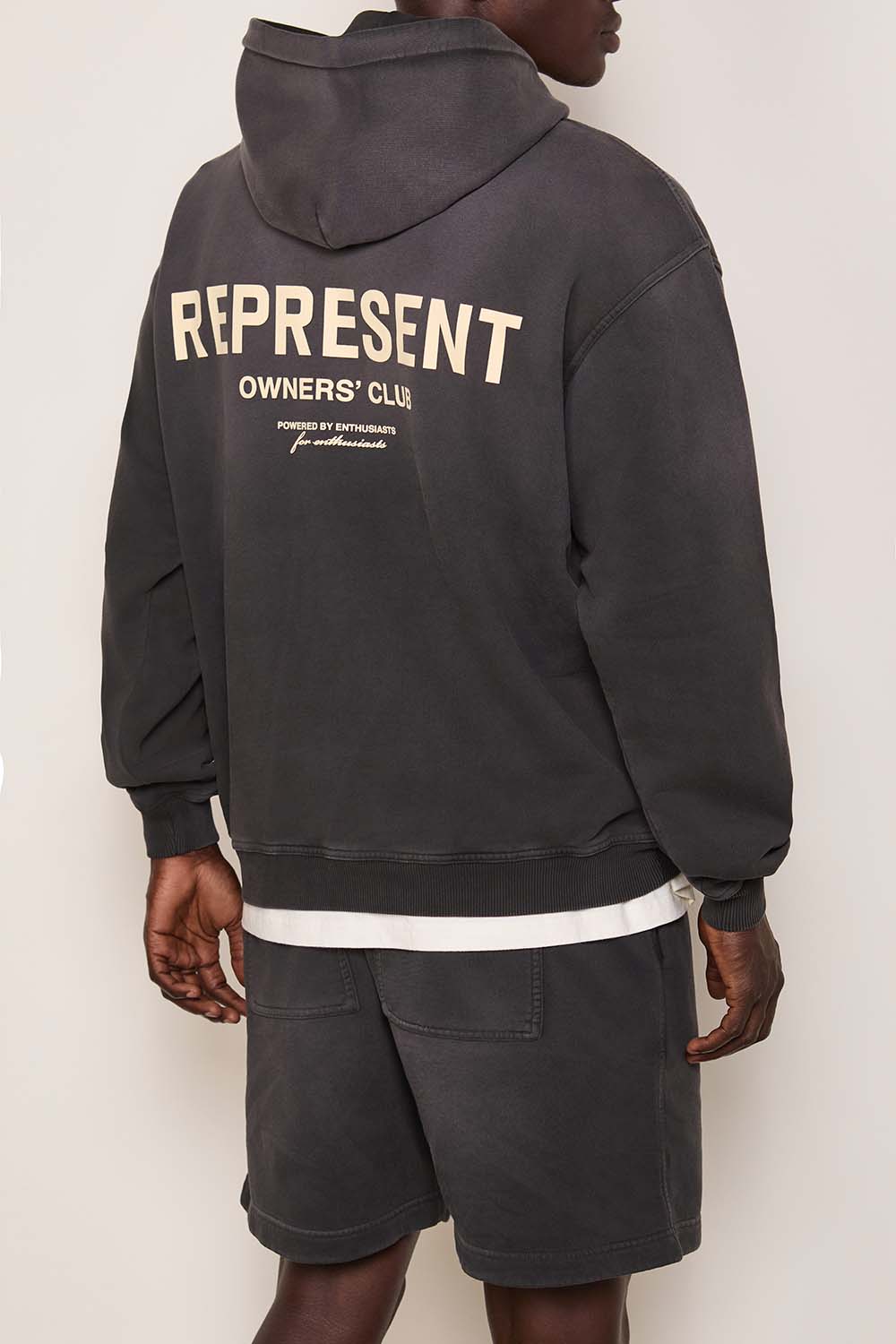 תמונת תקריב דוגמן של סווטשירט קפוצ'ון