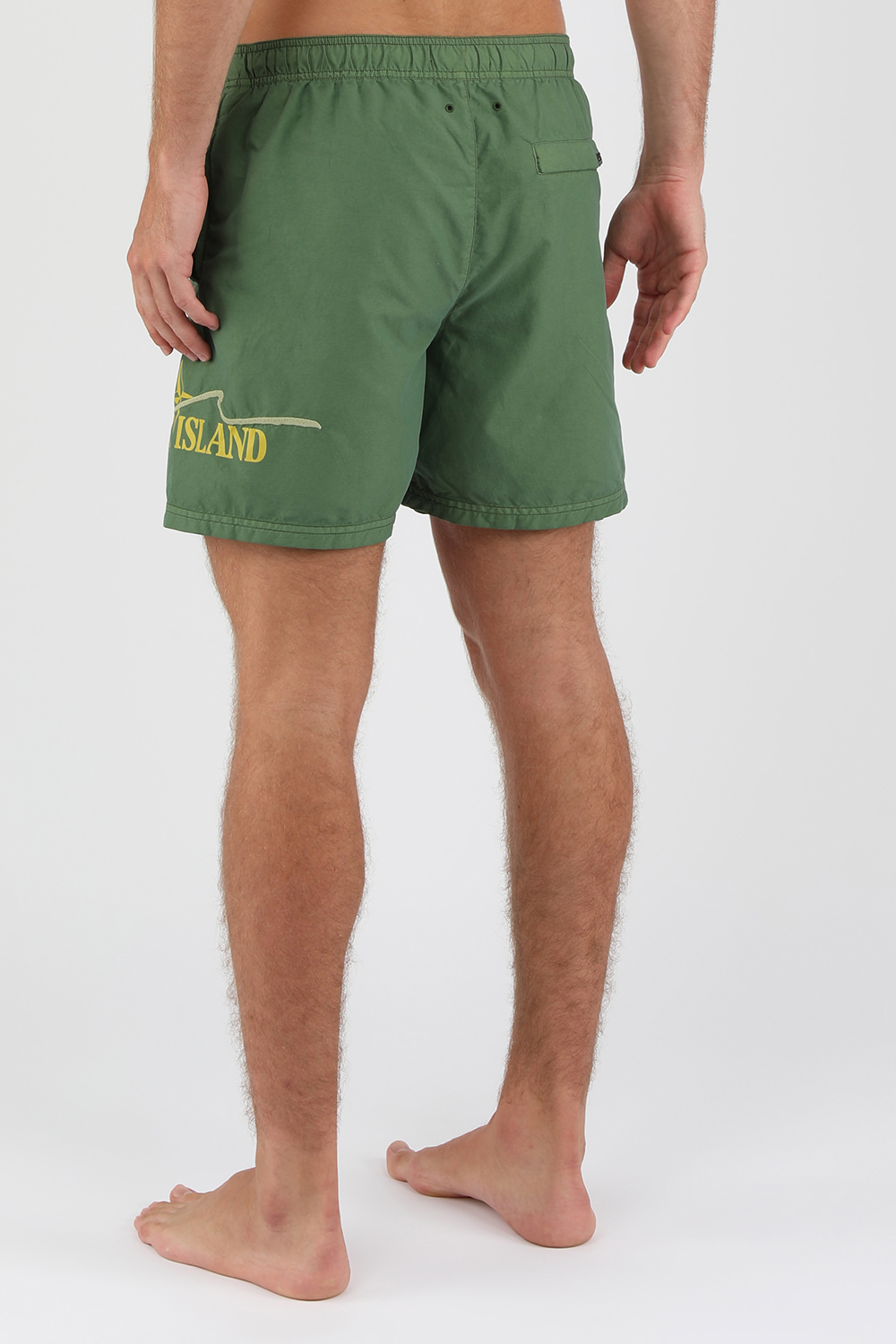 תמונת דוגמן אחורית של מכנסי בגד ים עם הדפס גרפי