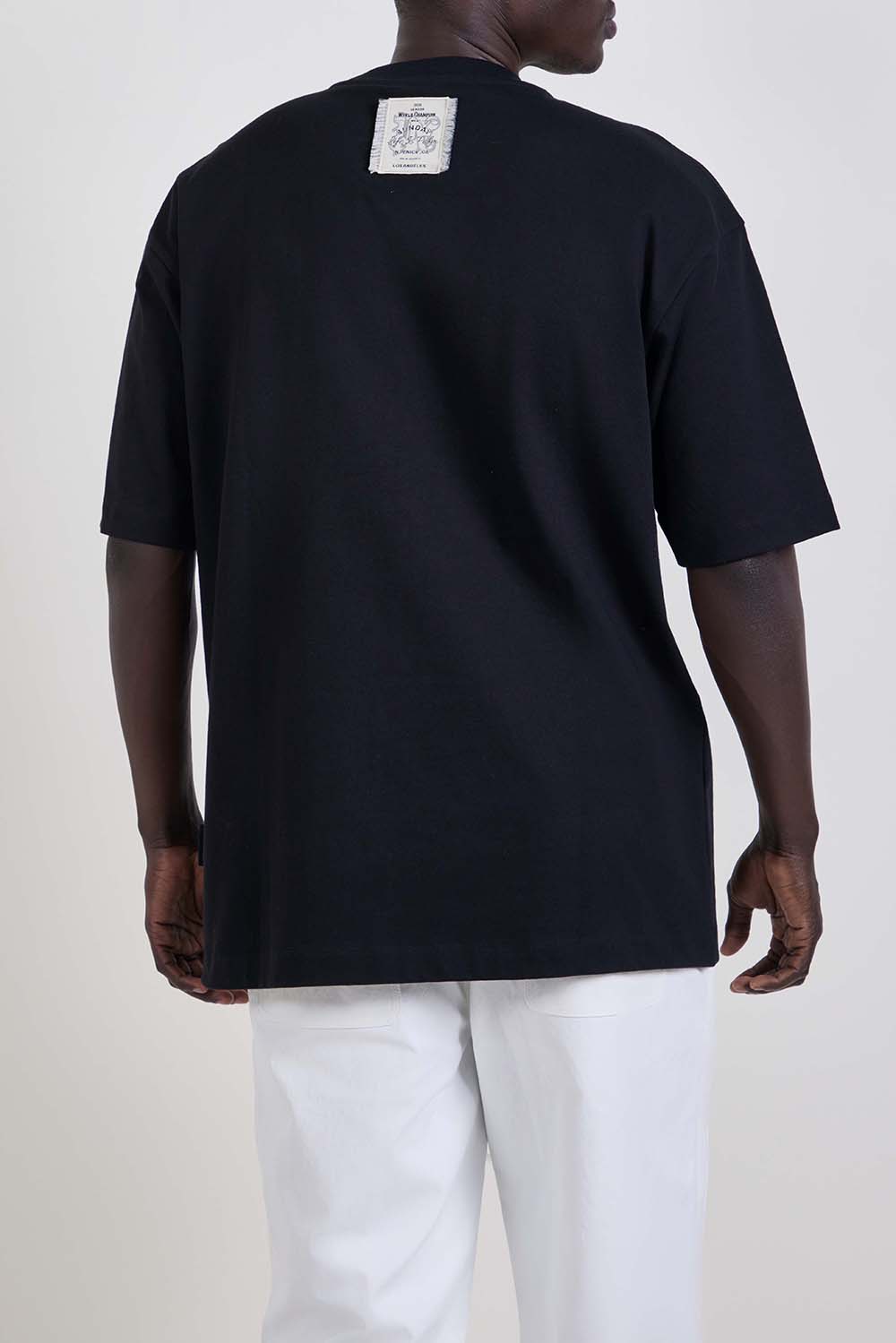 תמונת דוגמן אחורית של חולצת טי אוברסייז