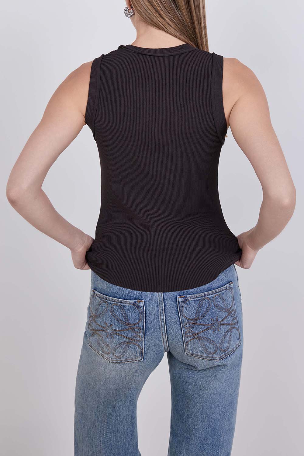 תמונת דוגמן אחורית של גופיית ריב