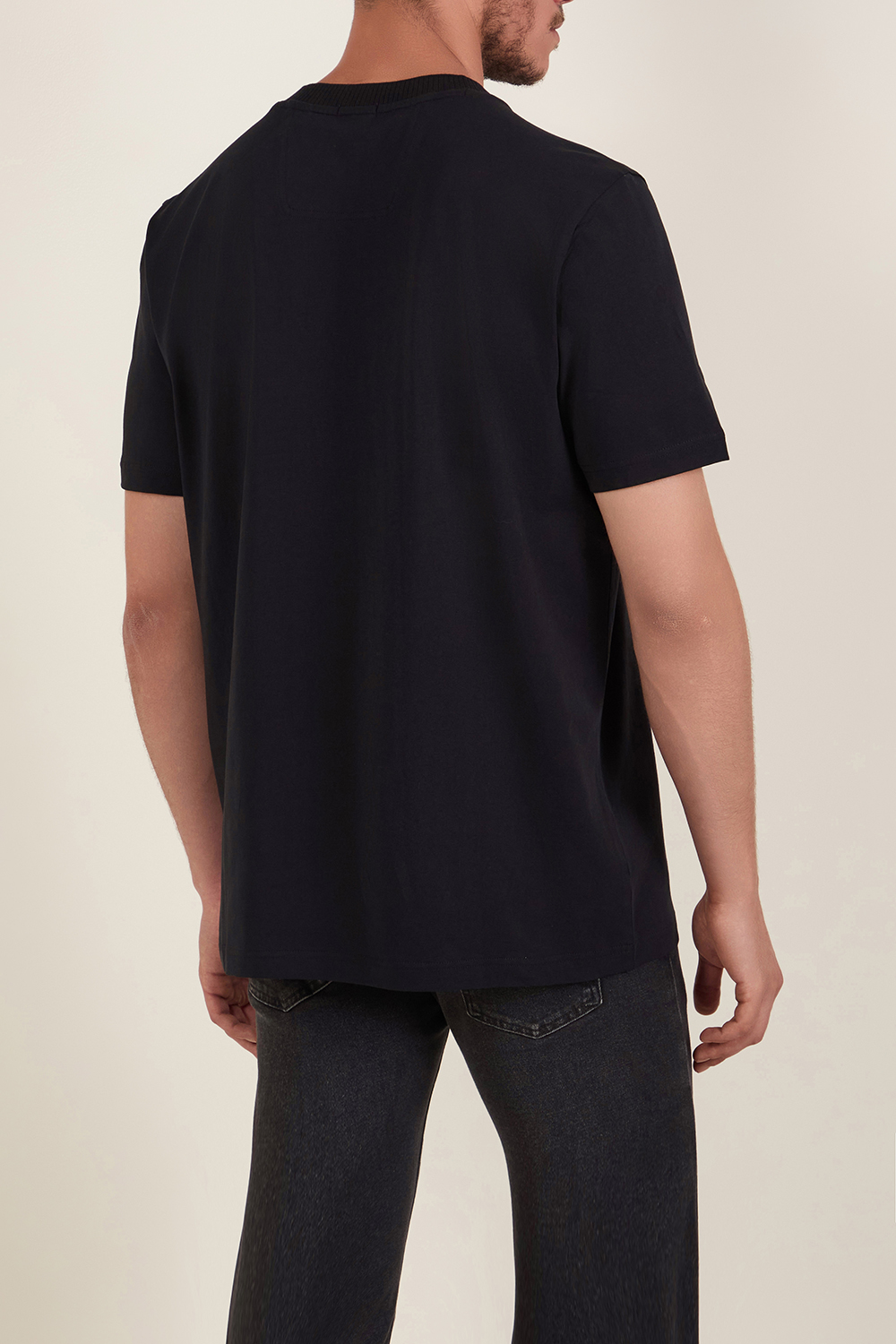 תמונת דוגמן אחורית של חולצת טי