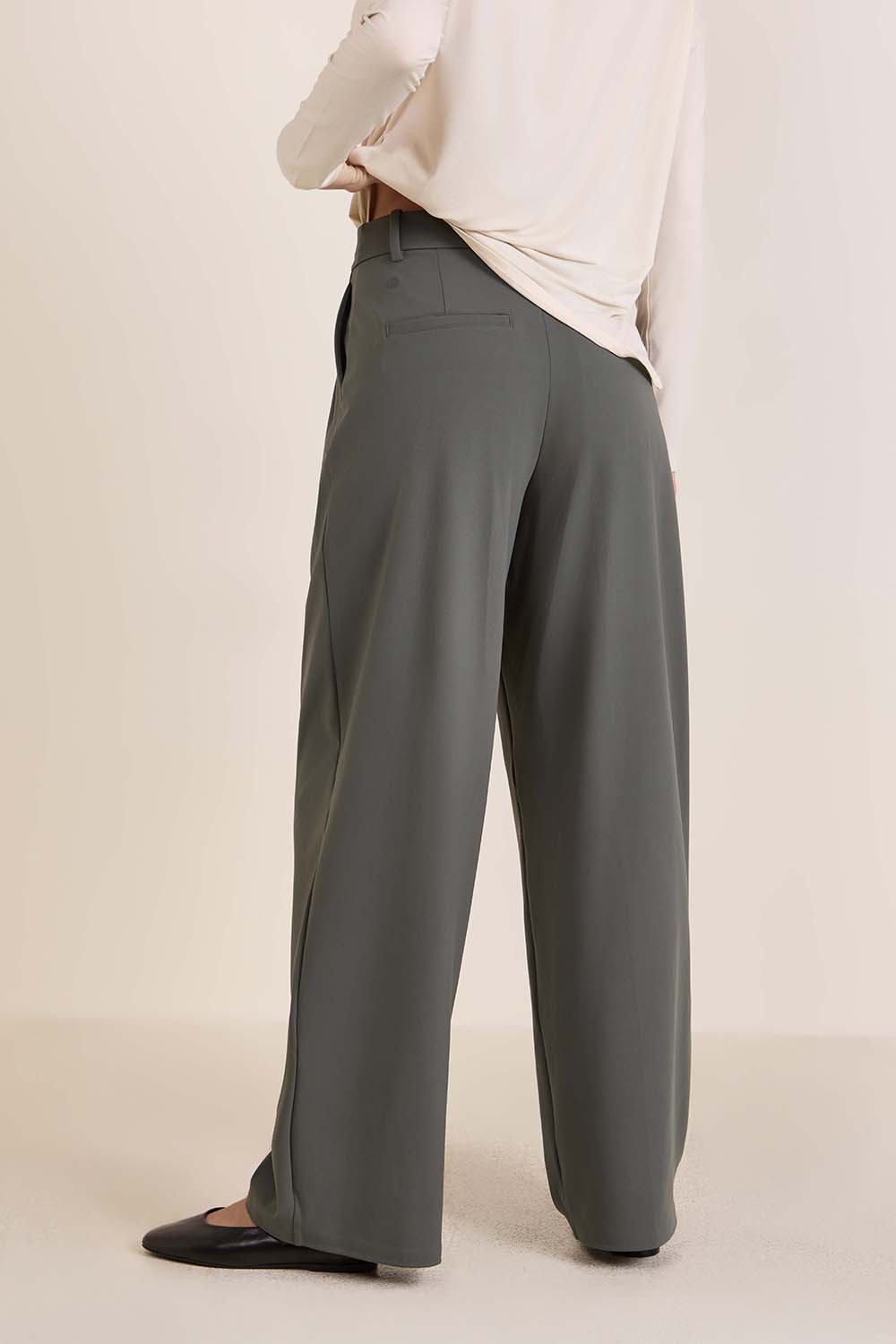 תמונת דוגמן אחורית של Daydrift High-Rise Trouser Regular