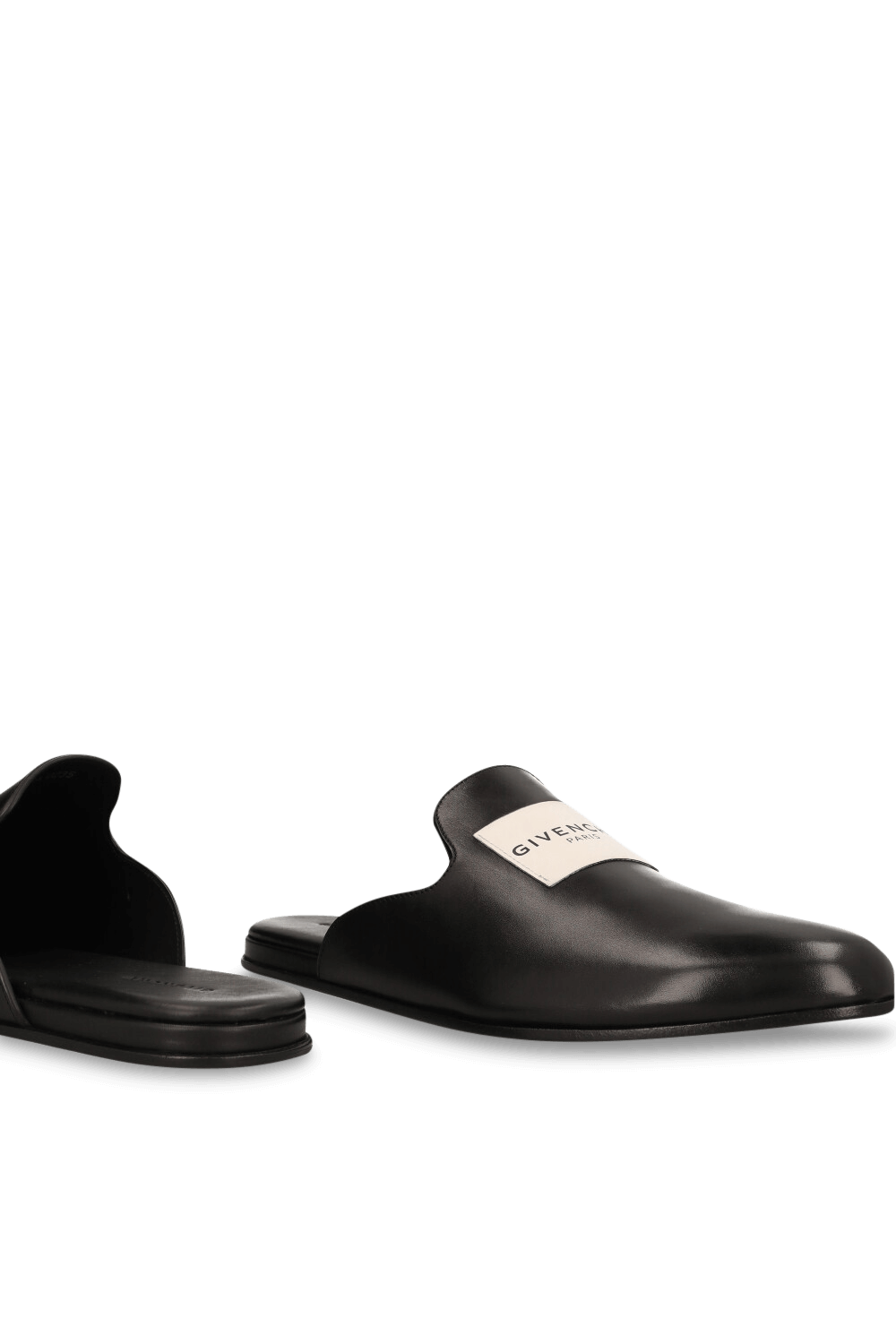 תמונת תקריב של נעלי מיולס