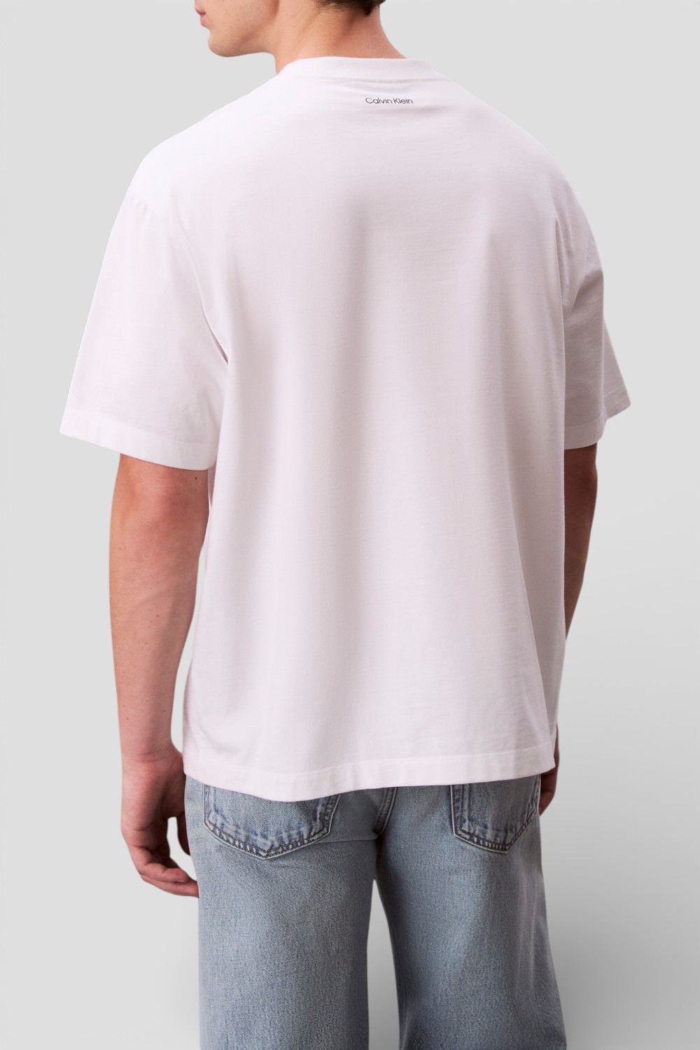 תמונת דוגמן אחורית של חולצת טי