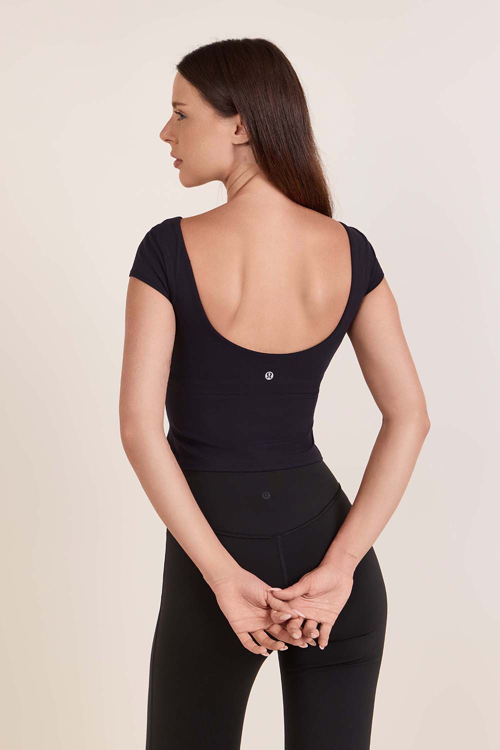 תמונת דוגמן אחורית של Align™ Scoop-Back Short-Sleeve Shirt