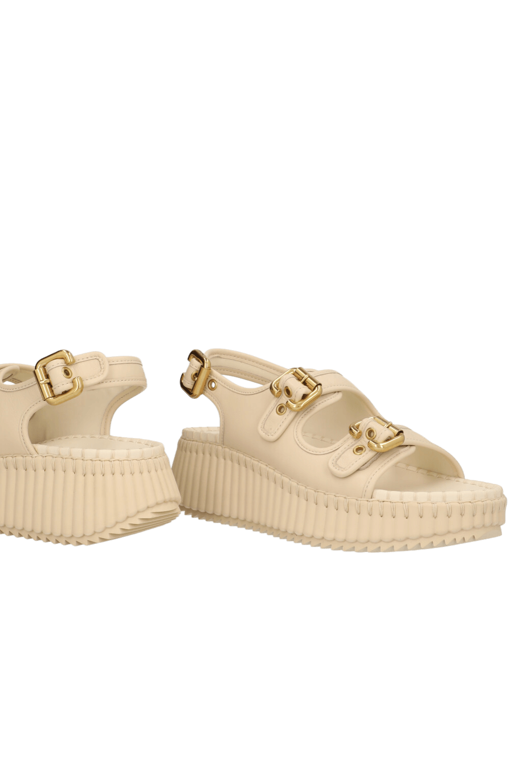 תמונת תקריב של סנדלי פלטפורמה נמה