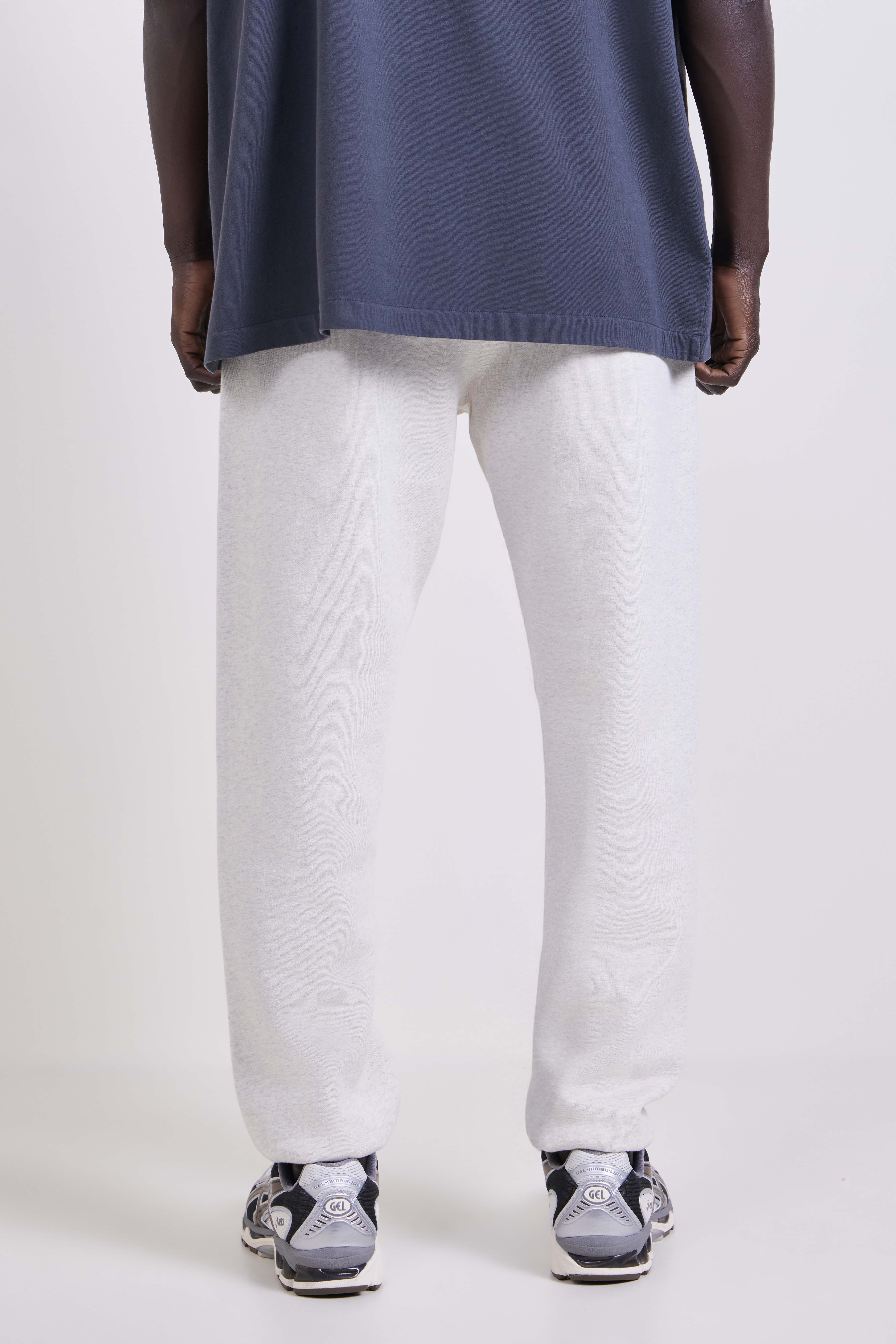 תמונת דוגמן אחורית של מכנסי ג'וגר