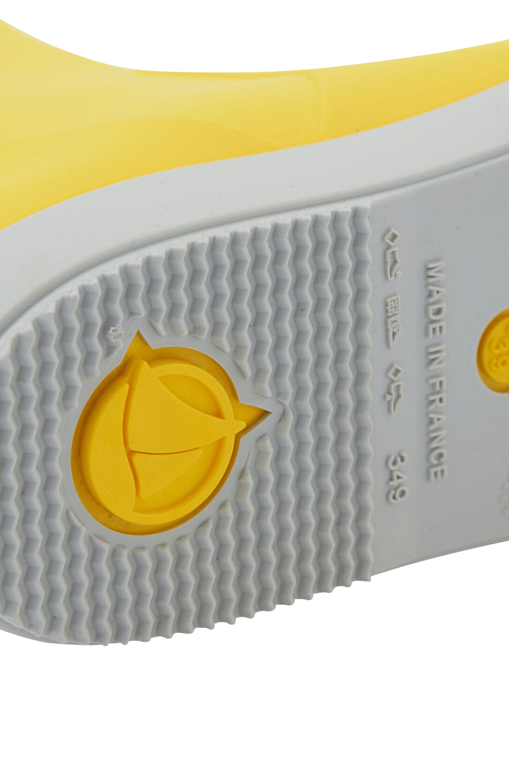 תמונת תקריב של מגפי גשם בצבע צהוב