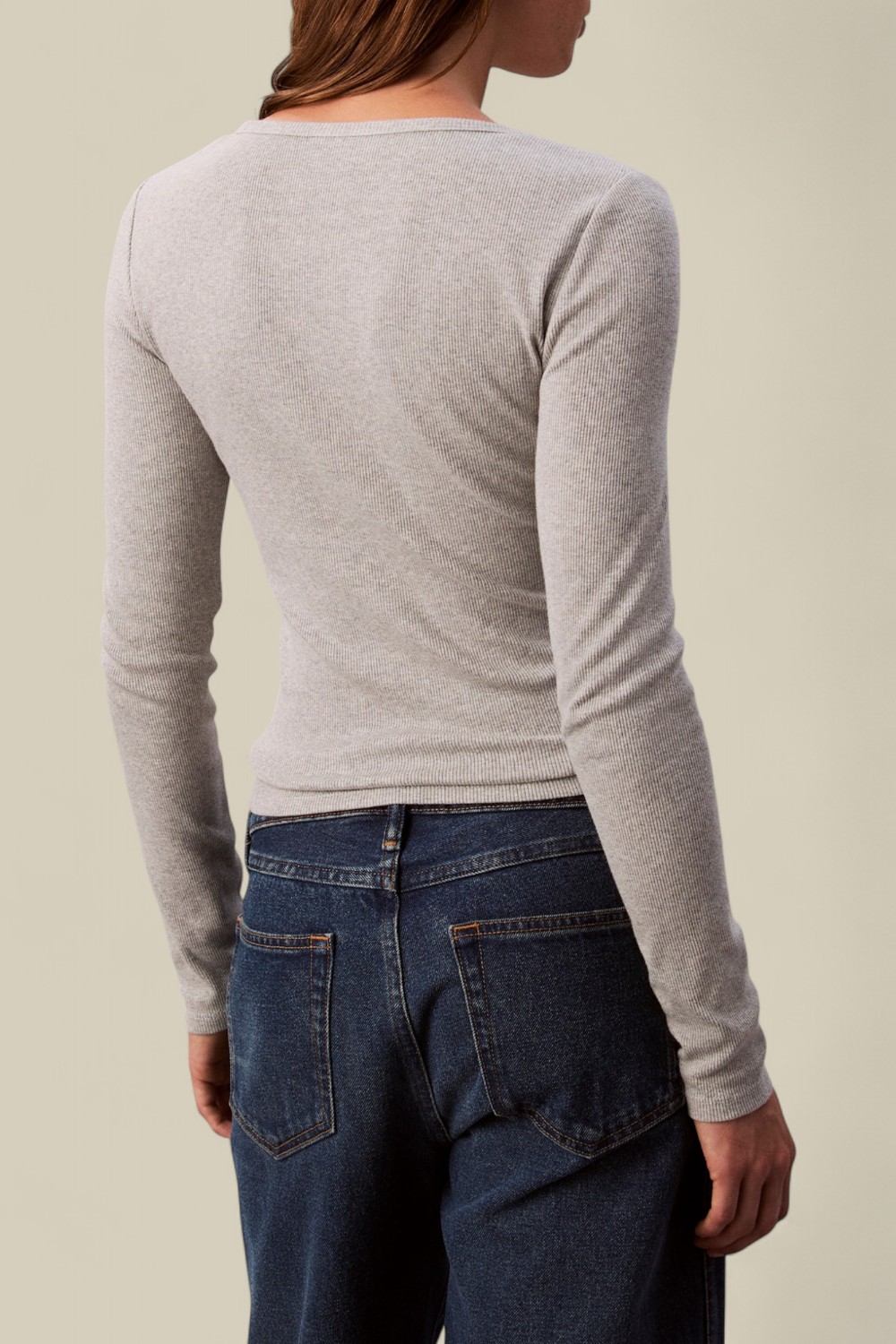 תמונת דוגמן אחורית של חולצת טי ארוכה