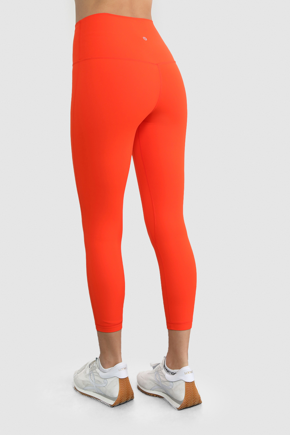 תמונת דוגמן אחורית של Align Hr Crop 23Inch