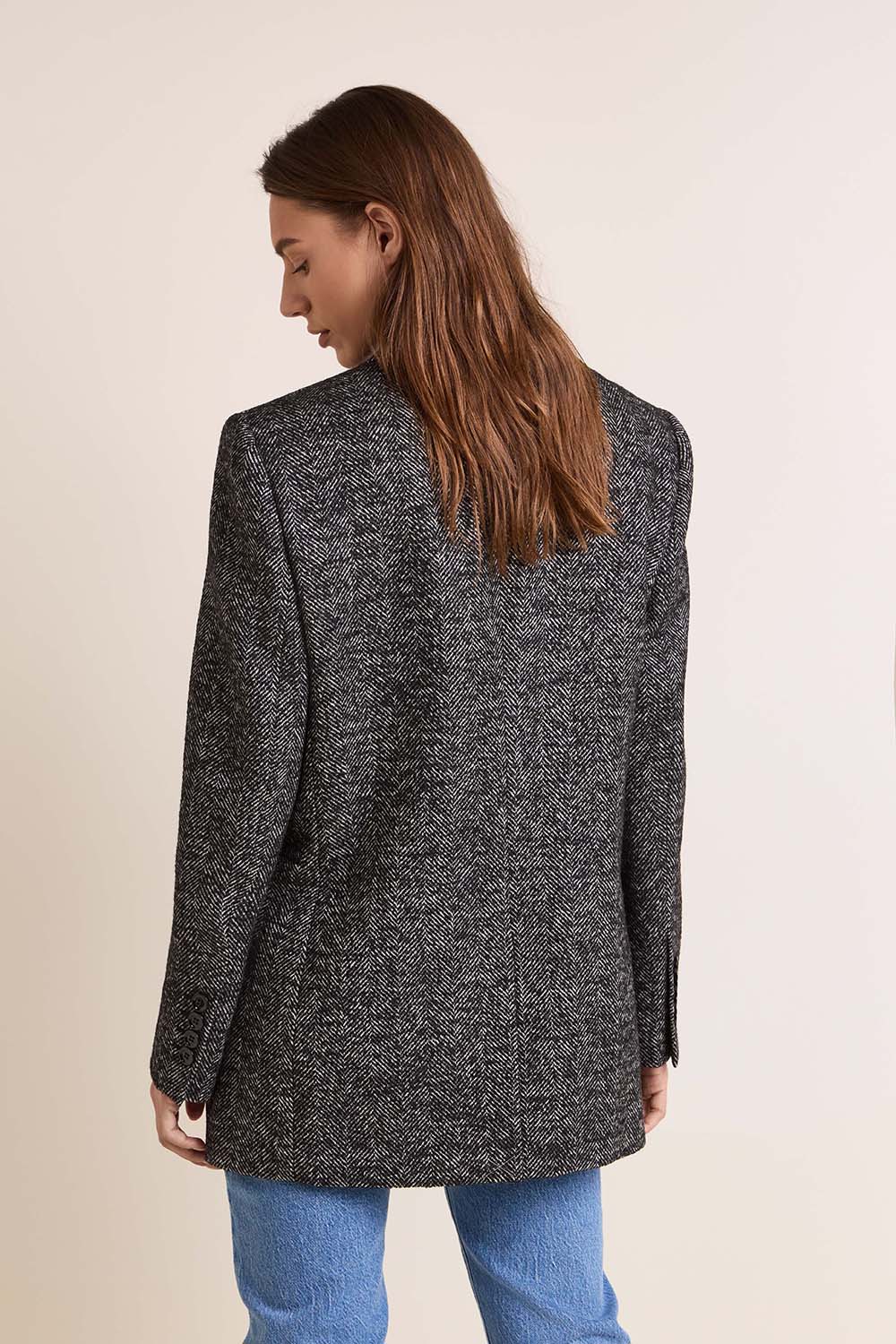 תמונת דוגמן אחורית של ז'קט מחויט